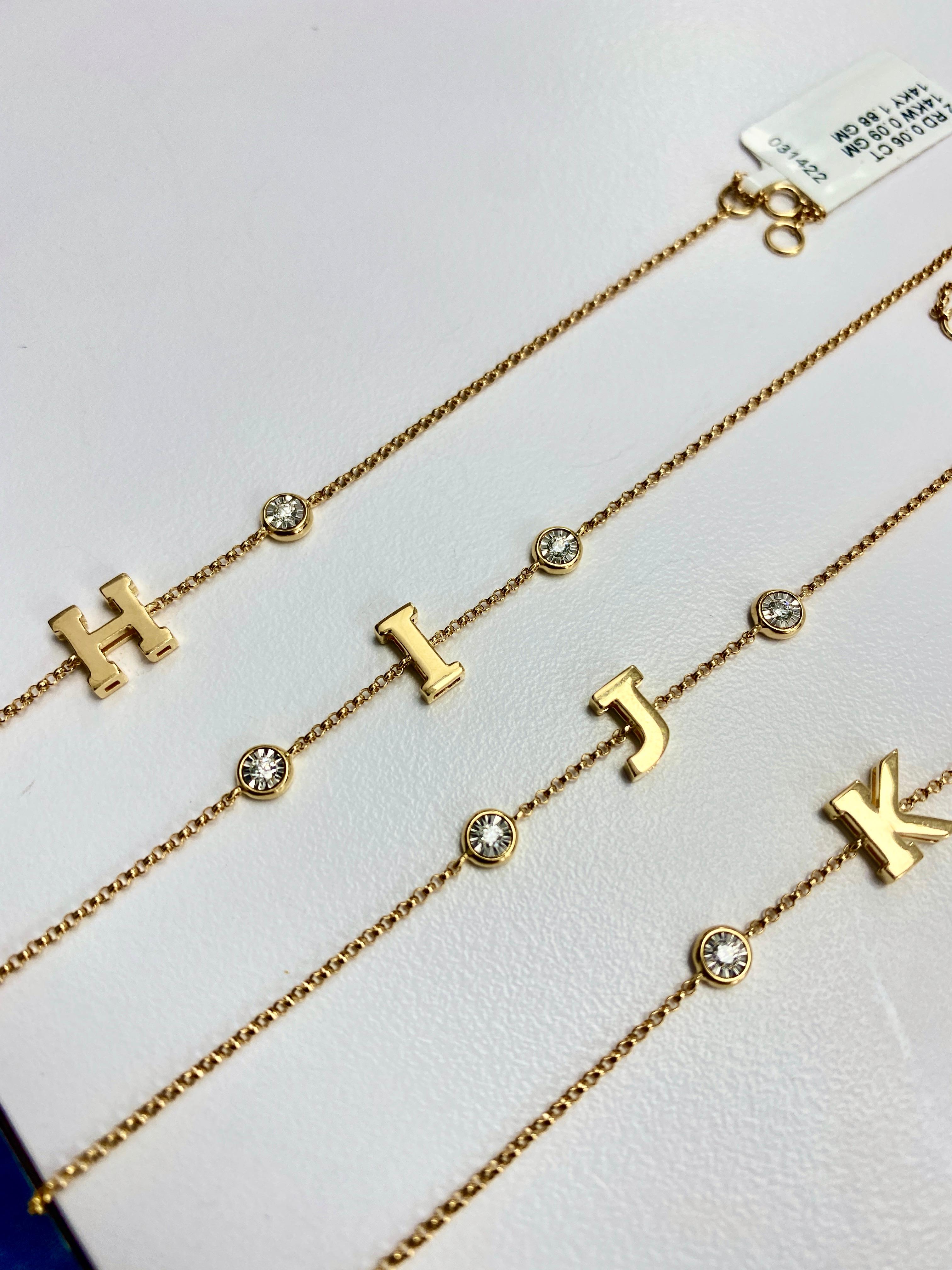 Bracelets d'origine en or massif avec diamants naturels ronds, bracelets à lettres en or  en vente 2