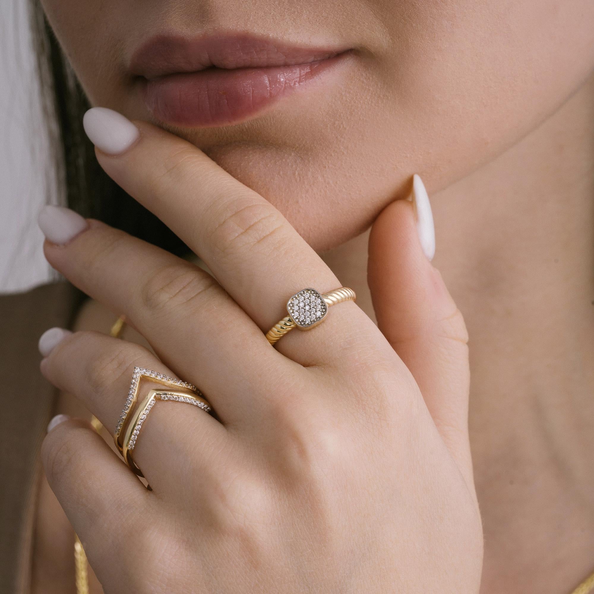 Taglio rotondo Anello impilabile con zircone doppio Chevron Wishbone in oro massiccio 14 carati in vendita