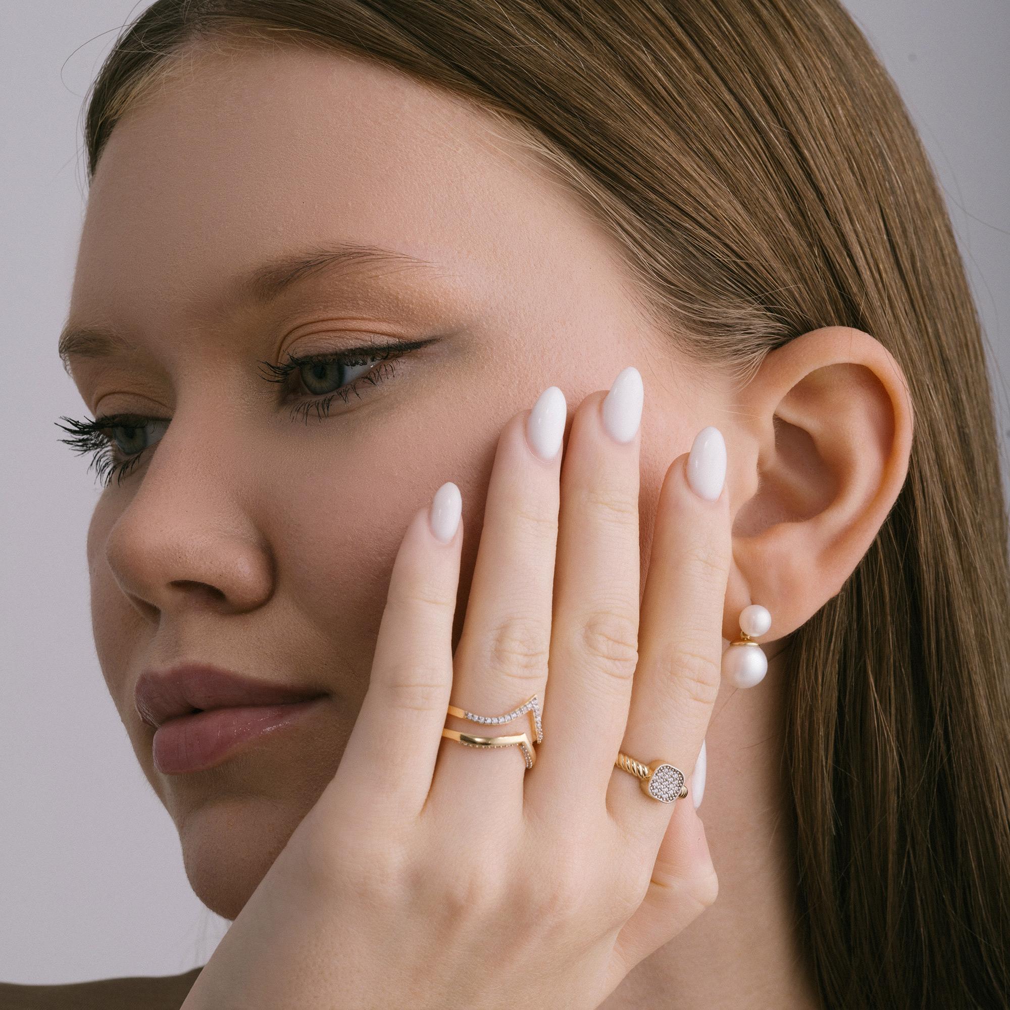 da uomo o donna Anello impilabile con zircone doppio Chevron Wishbone in oro massiccio 14 carati in vendita