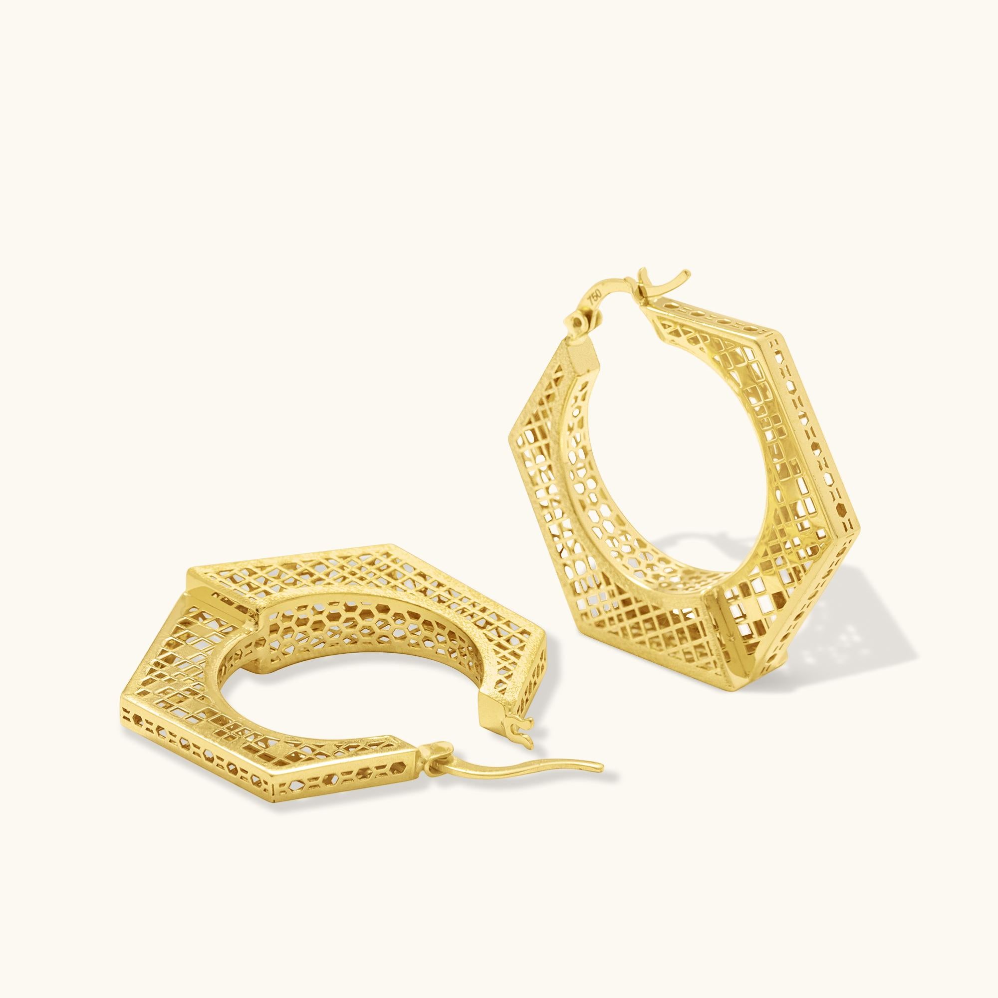Orecchini a cerchio grandi con bordo geometrico 3D in oro massiccio 14 carati, fatti a mano e massimalisti In condizioni Nuovo in vendita a Patchogue, NY