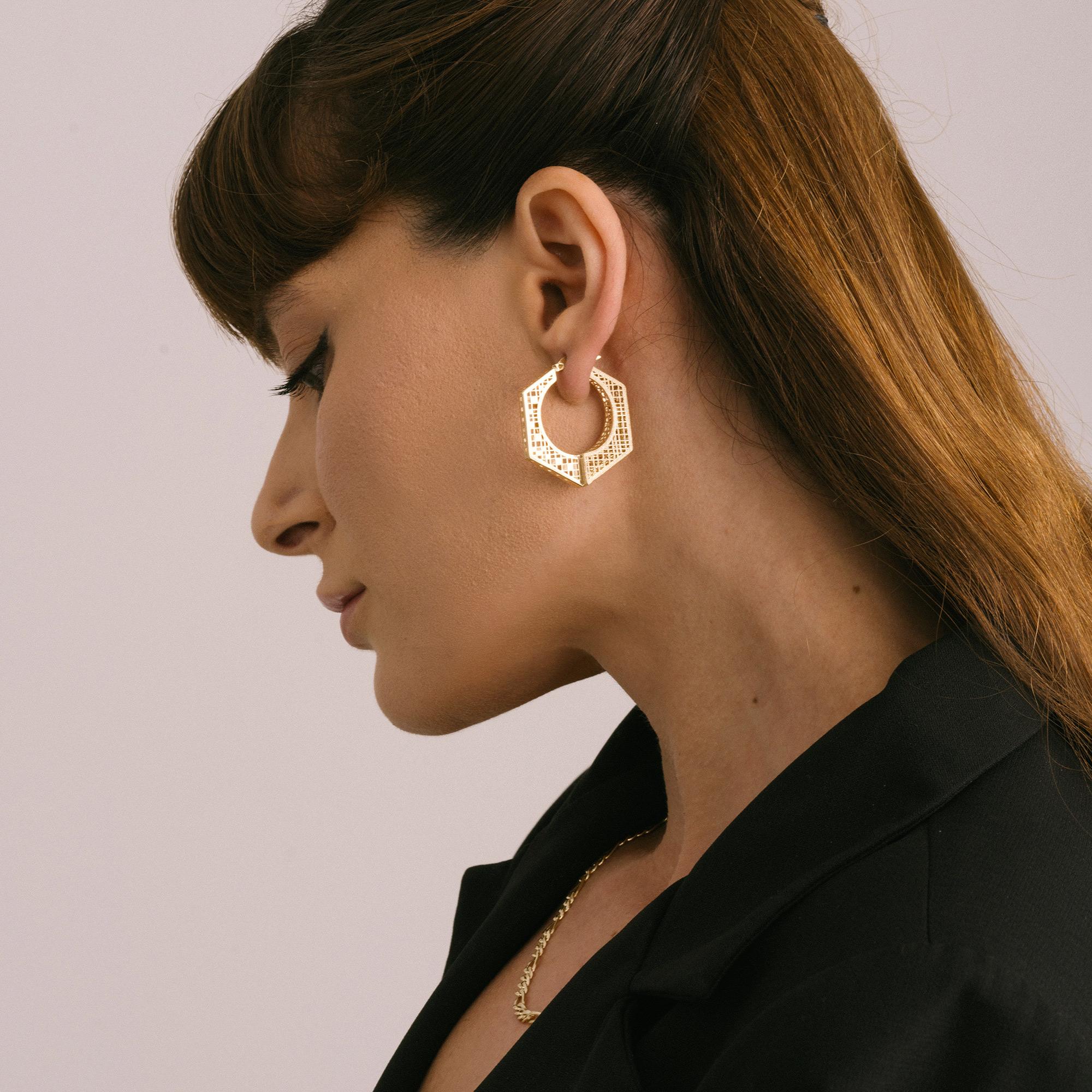 da uomo o donna Orecchini a cerchio grandi con bordo geometrico 3D in oro massiccio 14 carati, fatti a mano e massimalisti in vendita