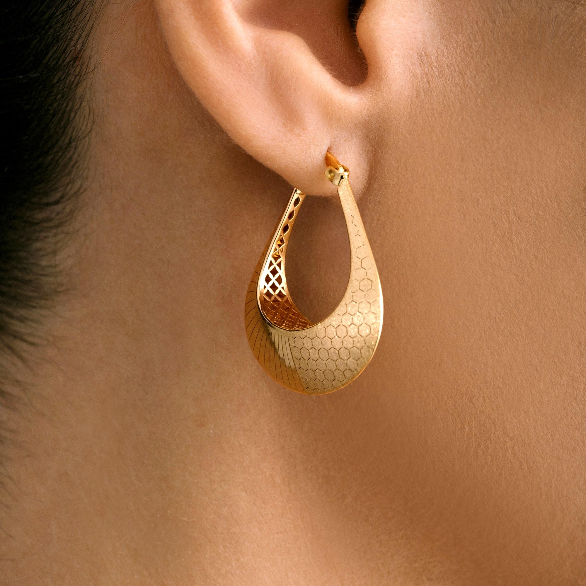 Exclusivement fabriqués en or véritable, les bijoux Zelveti incarnent la pureté et la longévité. Disponibles en or 14 ou 18 carats, les bijoux Zelveti sont conçus pour chuchoter à votre âme et transmettre votre histoire à travers les générations. Le