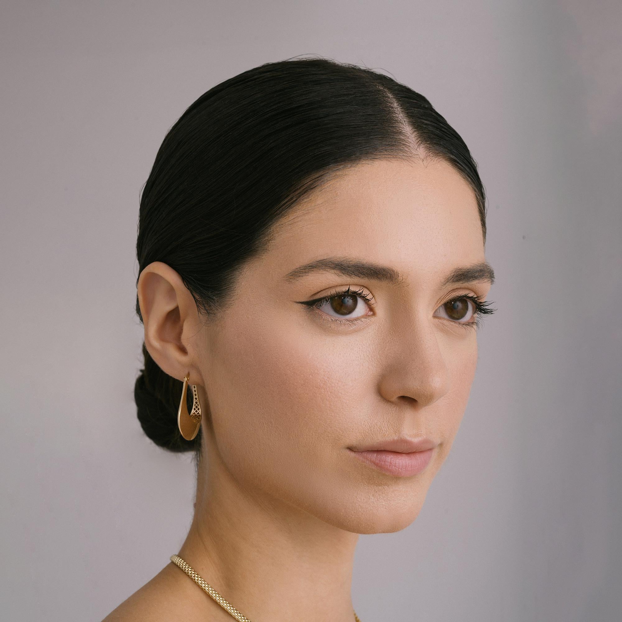 Moderne Boucles d'oreilles créoles grande taille Beehive Harmony en or massif 14 carats, fabriquées à la main en vente