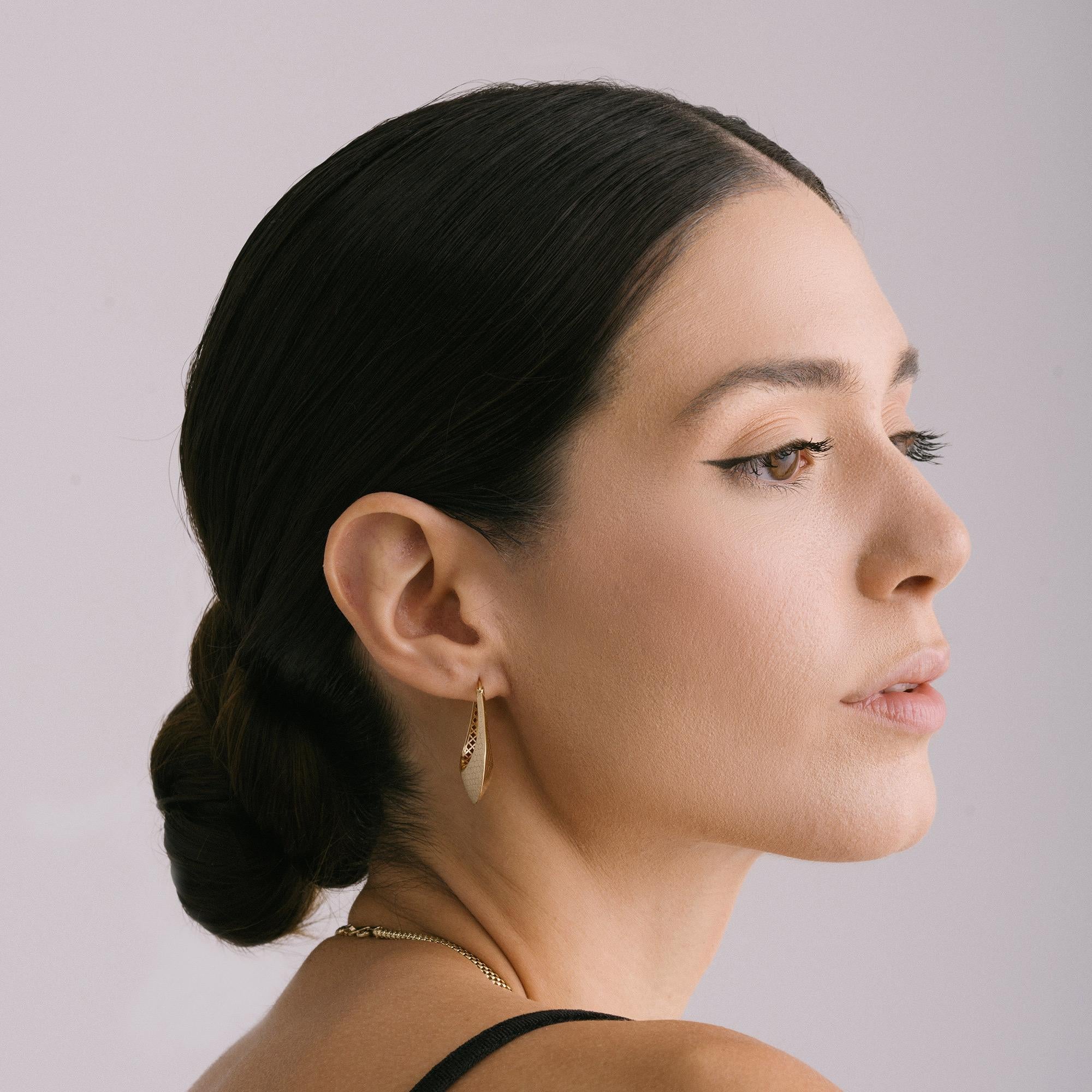 Boucles d'oreilles créoles grande taille Beehive Harmony en or massif 14 carats, fabriquées à la main Neuf - En vente à Patchogue, NY