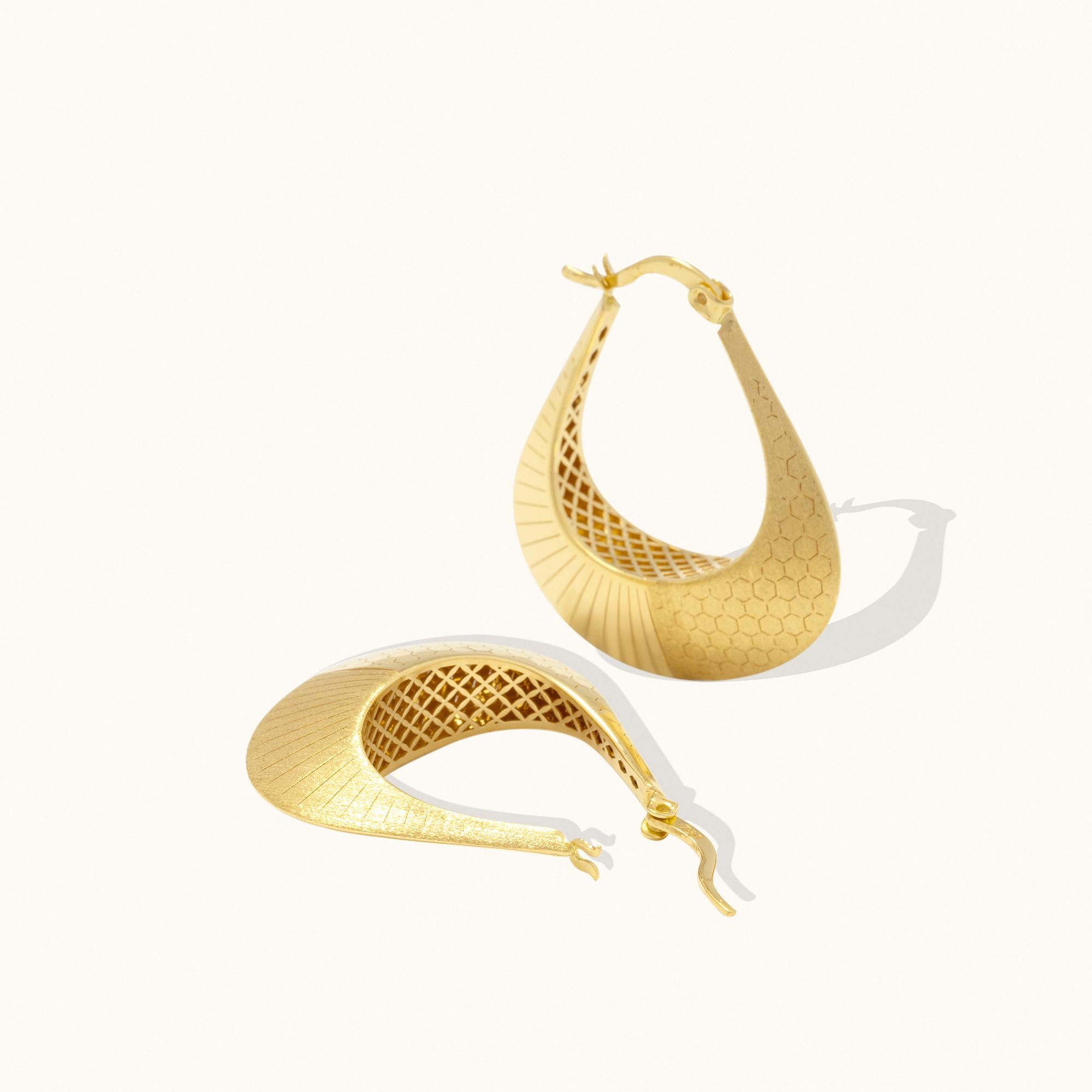Boucles d'oreilles créoles grande taille Beehive Harmony en or massif 14 carats, fabriquées à la main Unisexe en vente