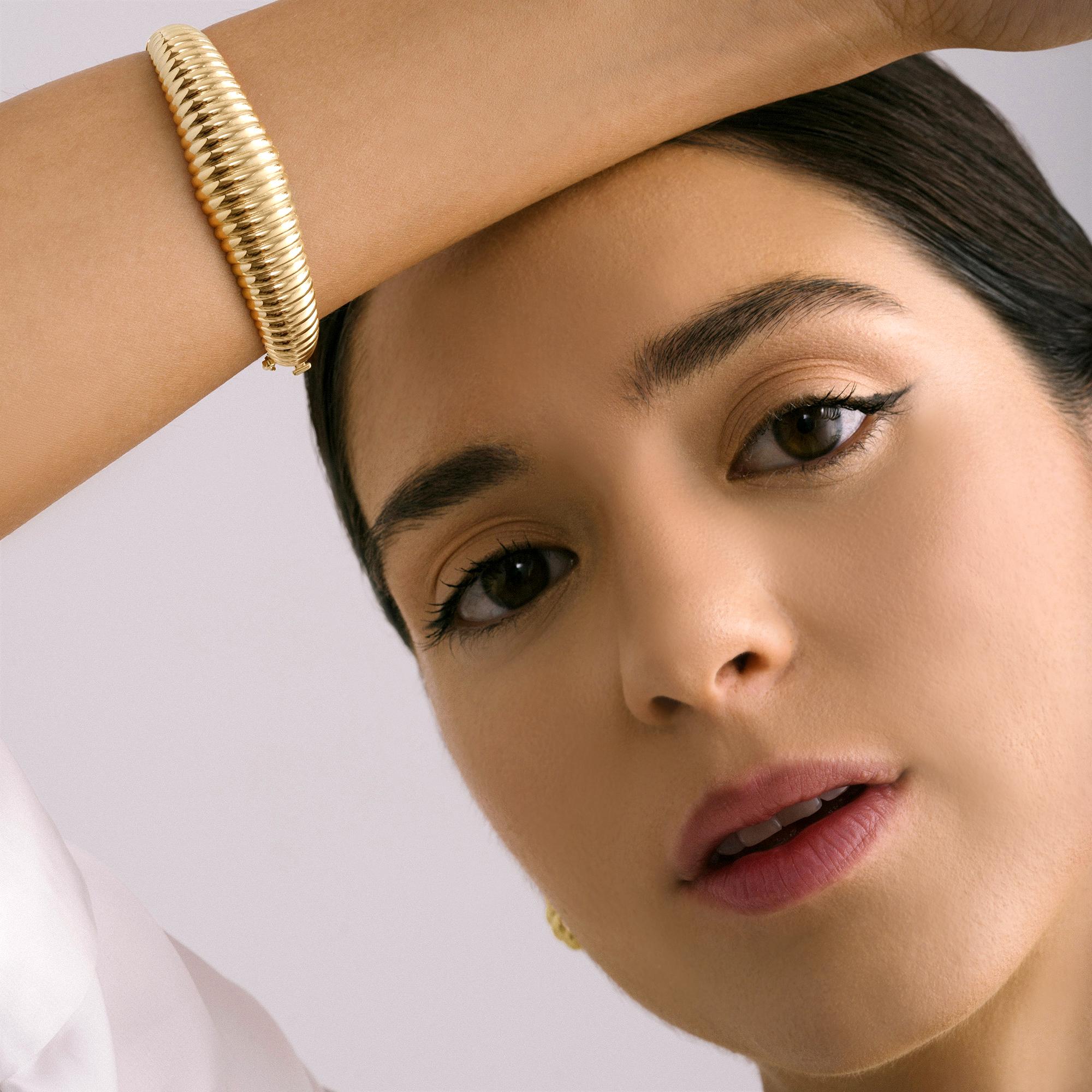 Exclusivement fabriqués en or véritable, les bijoux Zelveti incarnent la pureté et la longévité. Disponibles en or 14 ou 18 carats, les bijoux Zelveti sont conçus pour chuchoter à votre âme et transmettre votre histoire à travers les générations. Le