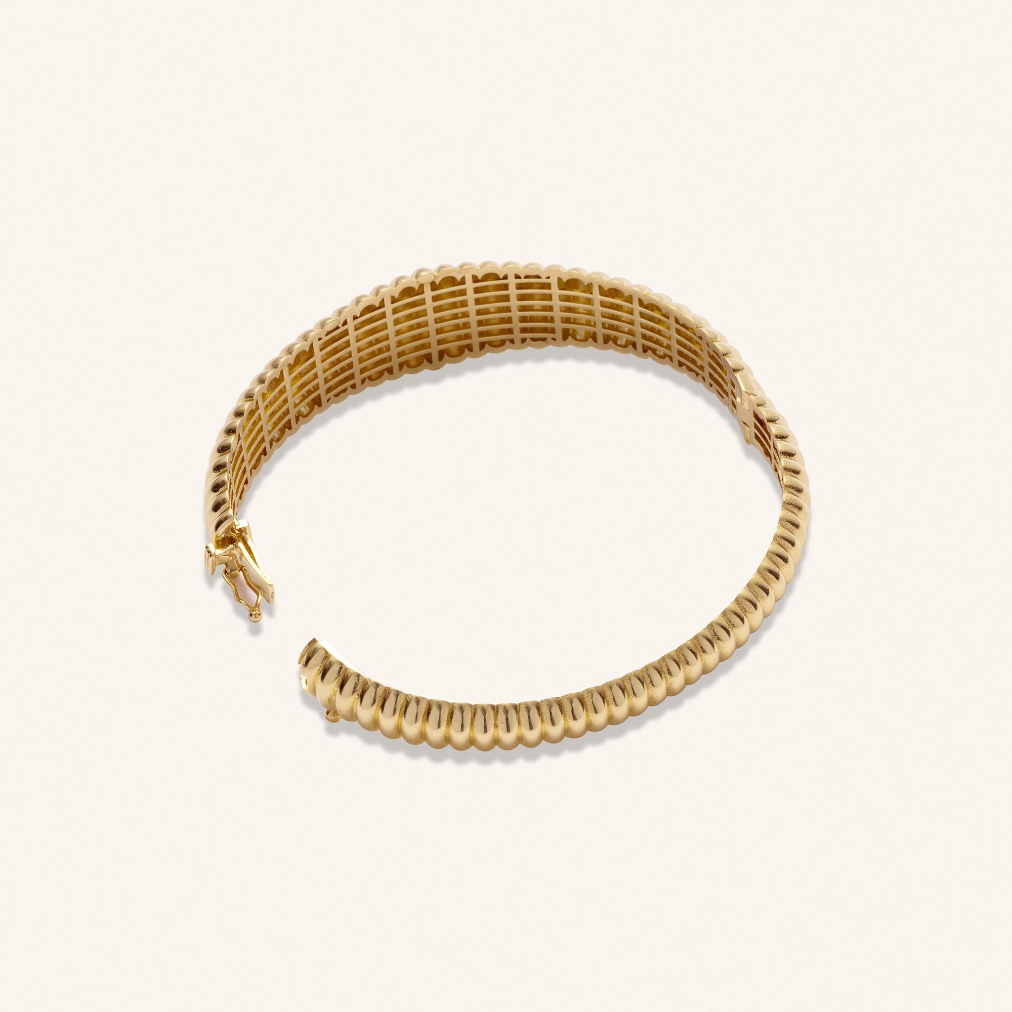 Bracelet jonc Croissant audacieux fait main en or massif 14 carats Neuf - En vente à Patchogue, NY