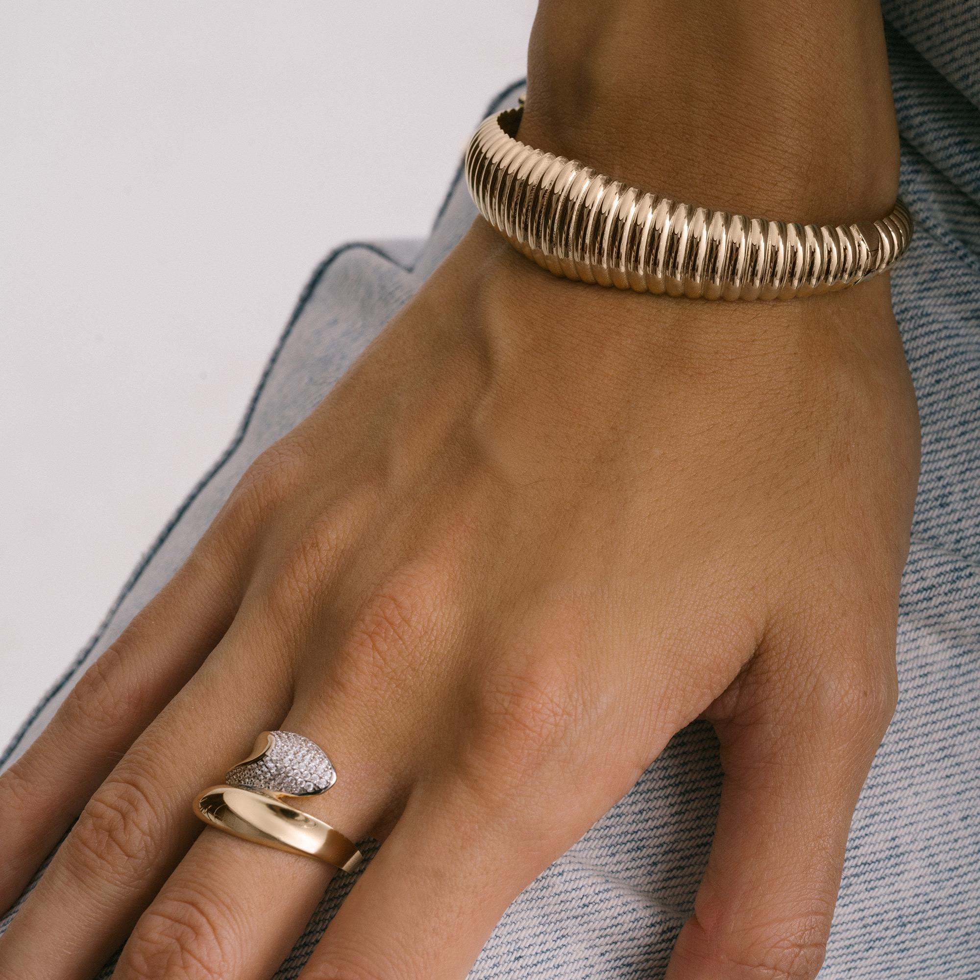 Bracelet jonc Croissant audacieux fait main en or massif 14 carats Unisexe en vente