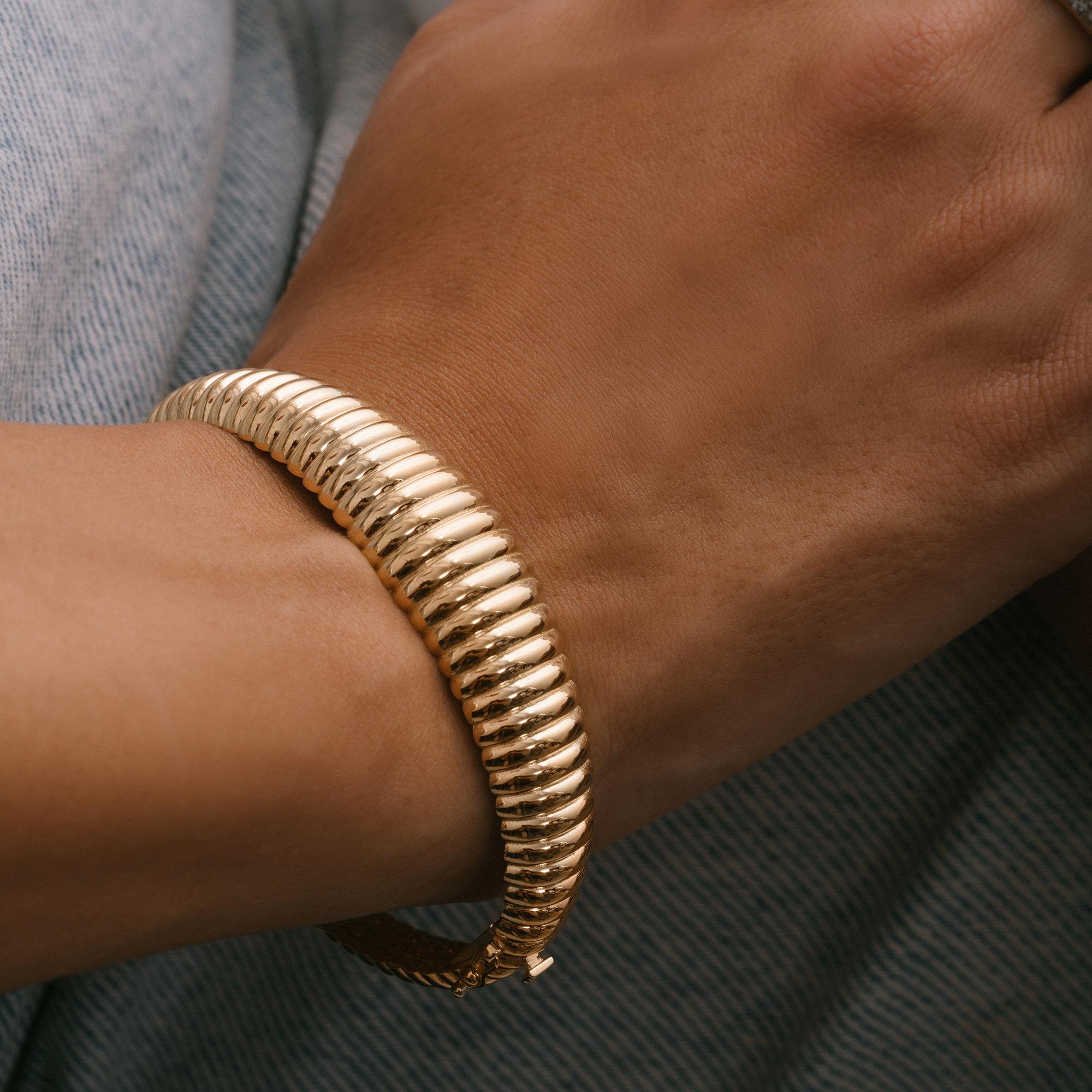 Bracelet jonc Croissant audacieux fait main en or massif 14 carats en vente 1