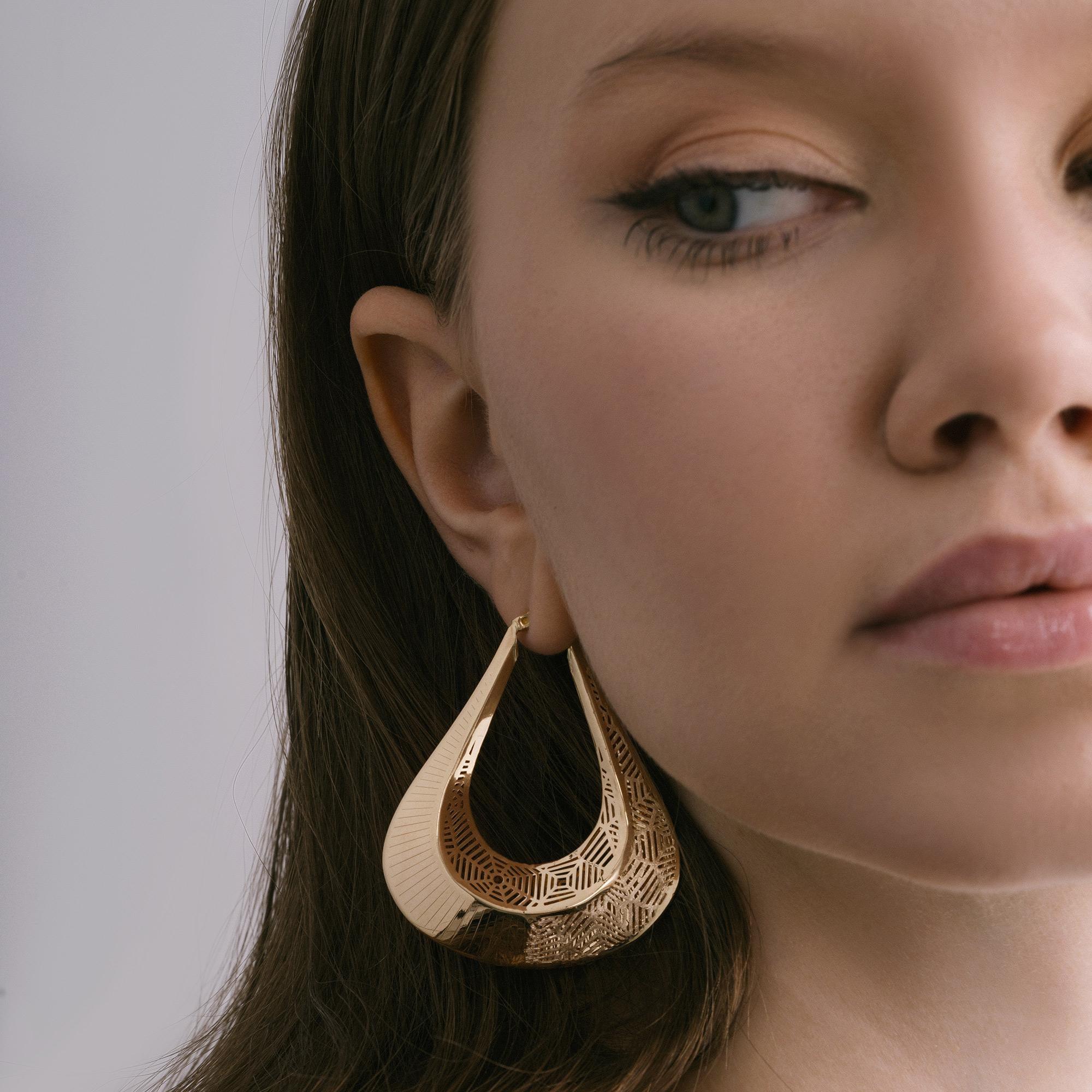 Moderno Orecchini a goccia Celestial Tear Drop Hoop in oro massiccio 14 carati fatti a mano in vendita