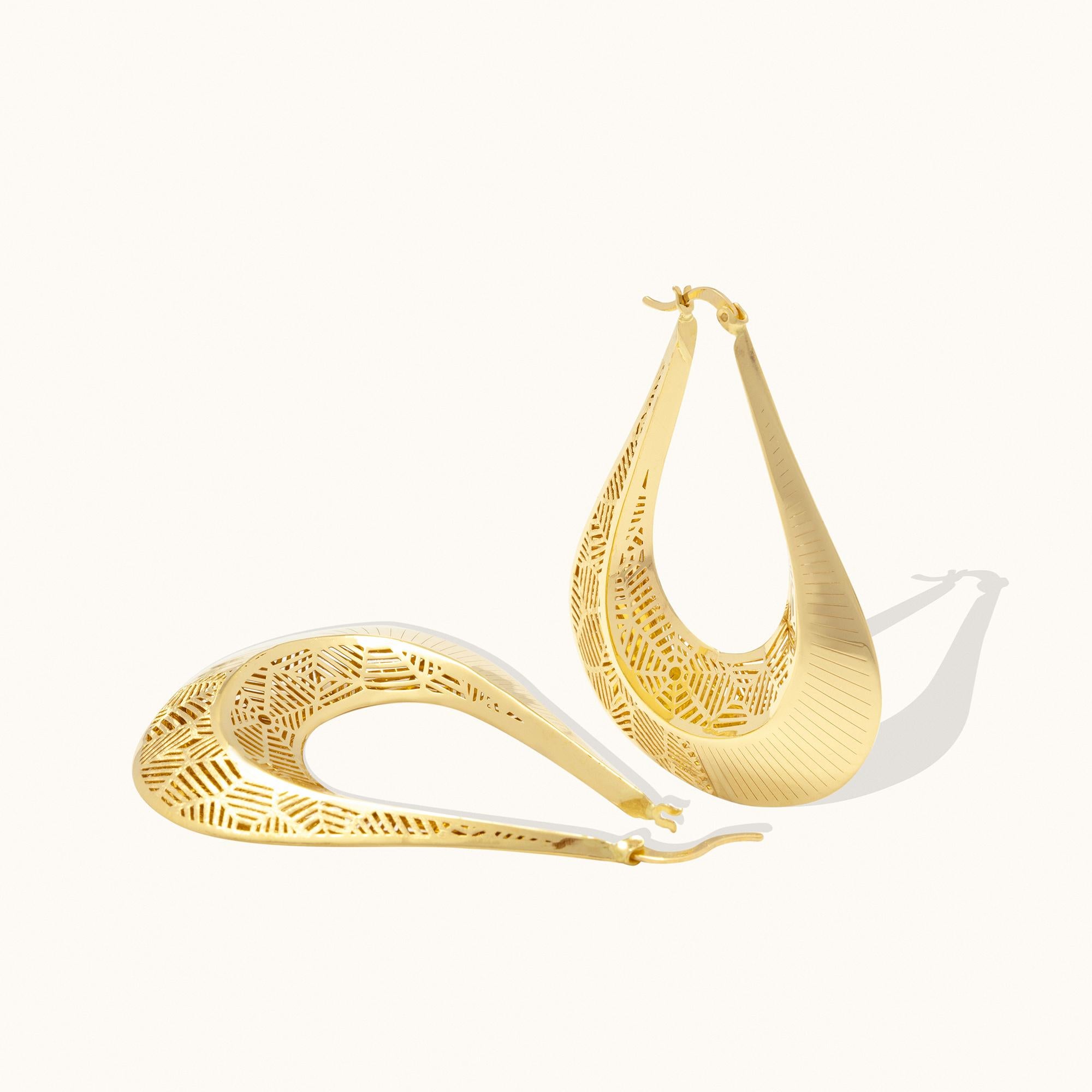 Orecchini a goccia Celestial Tear Drop Hoop in oro massiccio 14 carati fatti a mano In condizioni Nuovo in vendita a Patchogue, NY