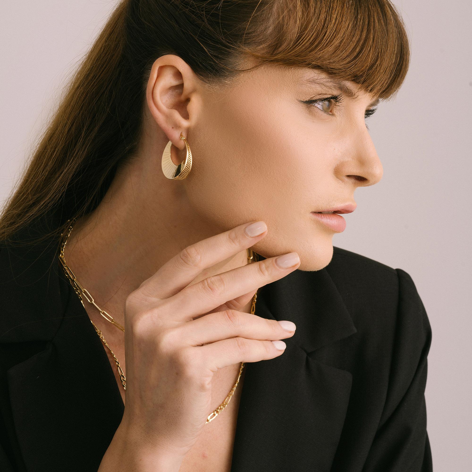 Boucles d'oreilles courbes Sunburst en or massif 14 carats, faites à la main Unisexe en vente