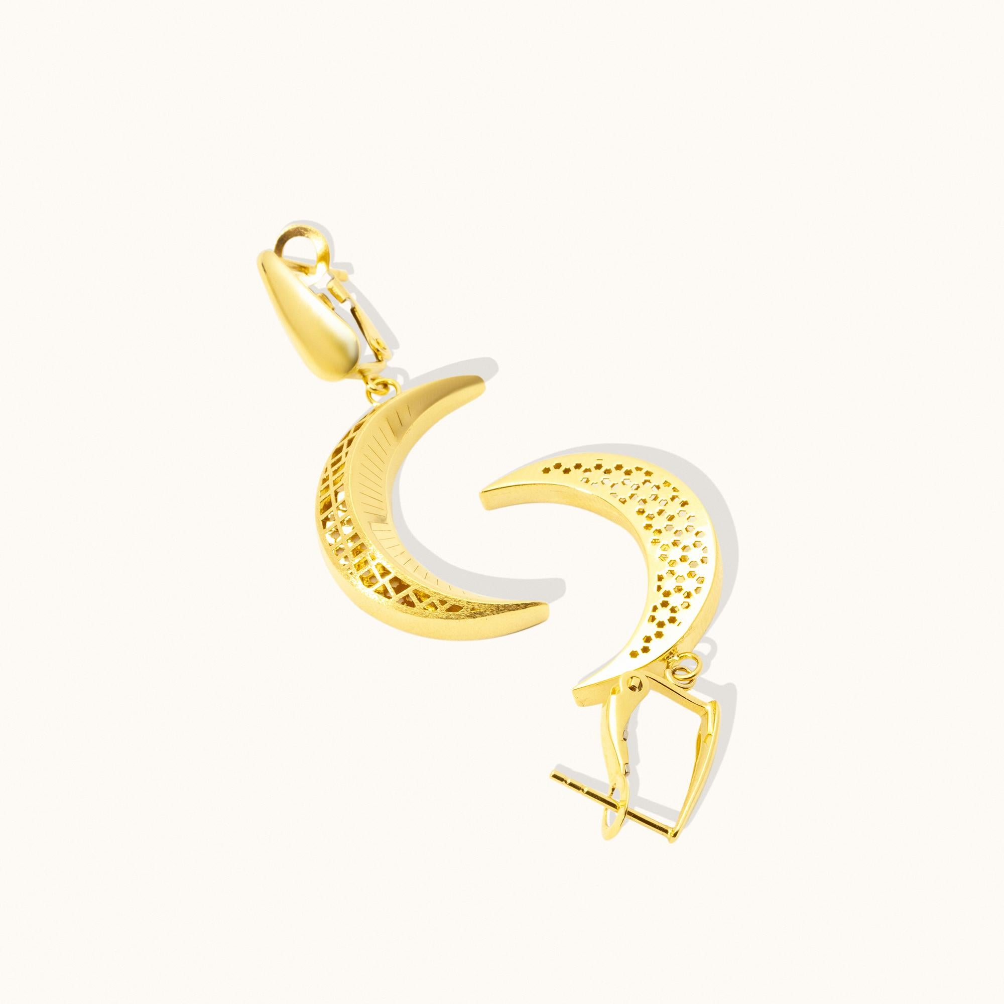 Exclusivement fabriqués en or véritable, les bijoux Zelveti incarnent la pureté et la longévité. Disponibles en or 14 ou 18 carats, les bijoux Zelveti sont conçus pour chuchoter à votre âme et transmettre votre histoire à travers les générations. Le