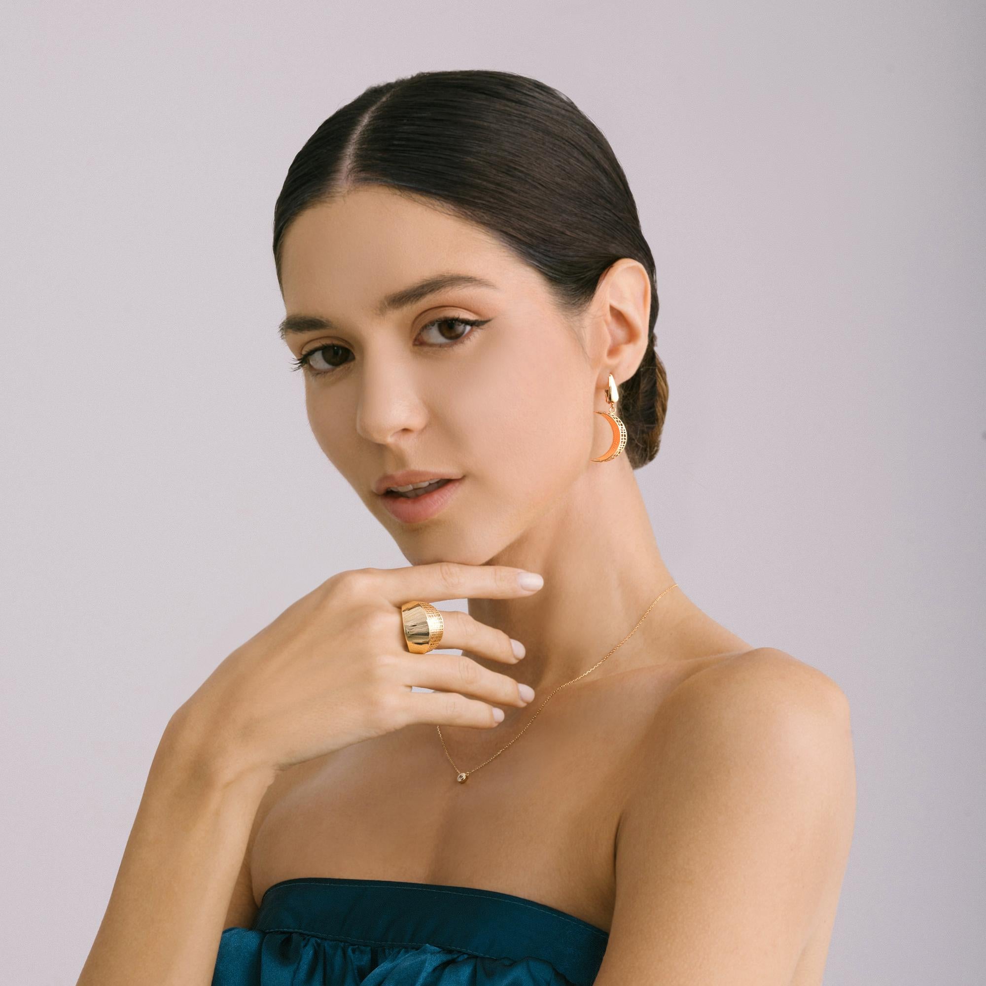 Moderne Boucles d'oreilles pendantes en forme de croissant de lune en or massif 14 carats, faites à la main en vente