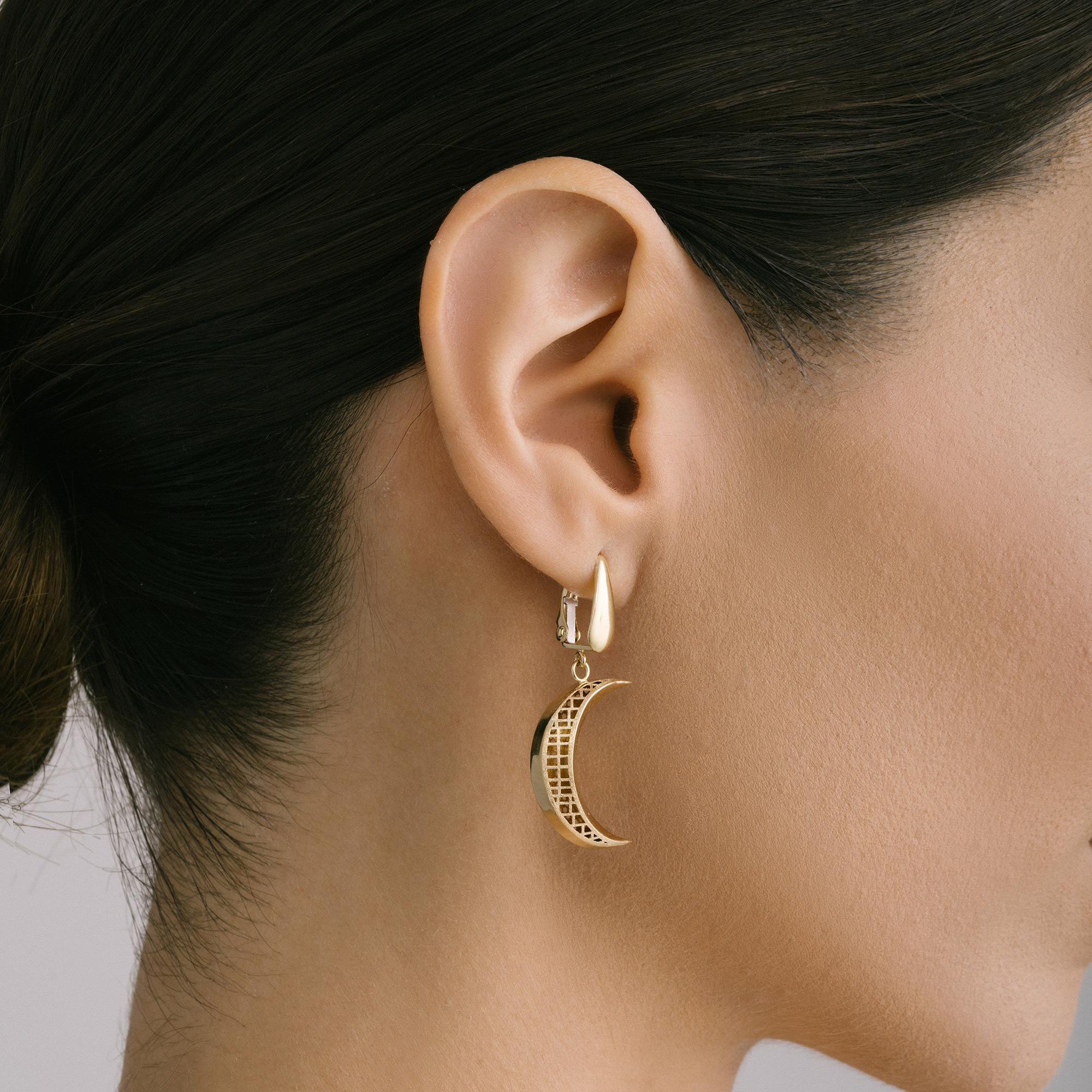 Boucles d'oreilles pendantes en forme de croissant de lune en or massif 14 carats, faites à la main en vente 2