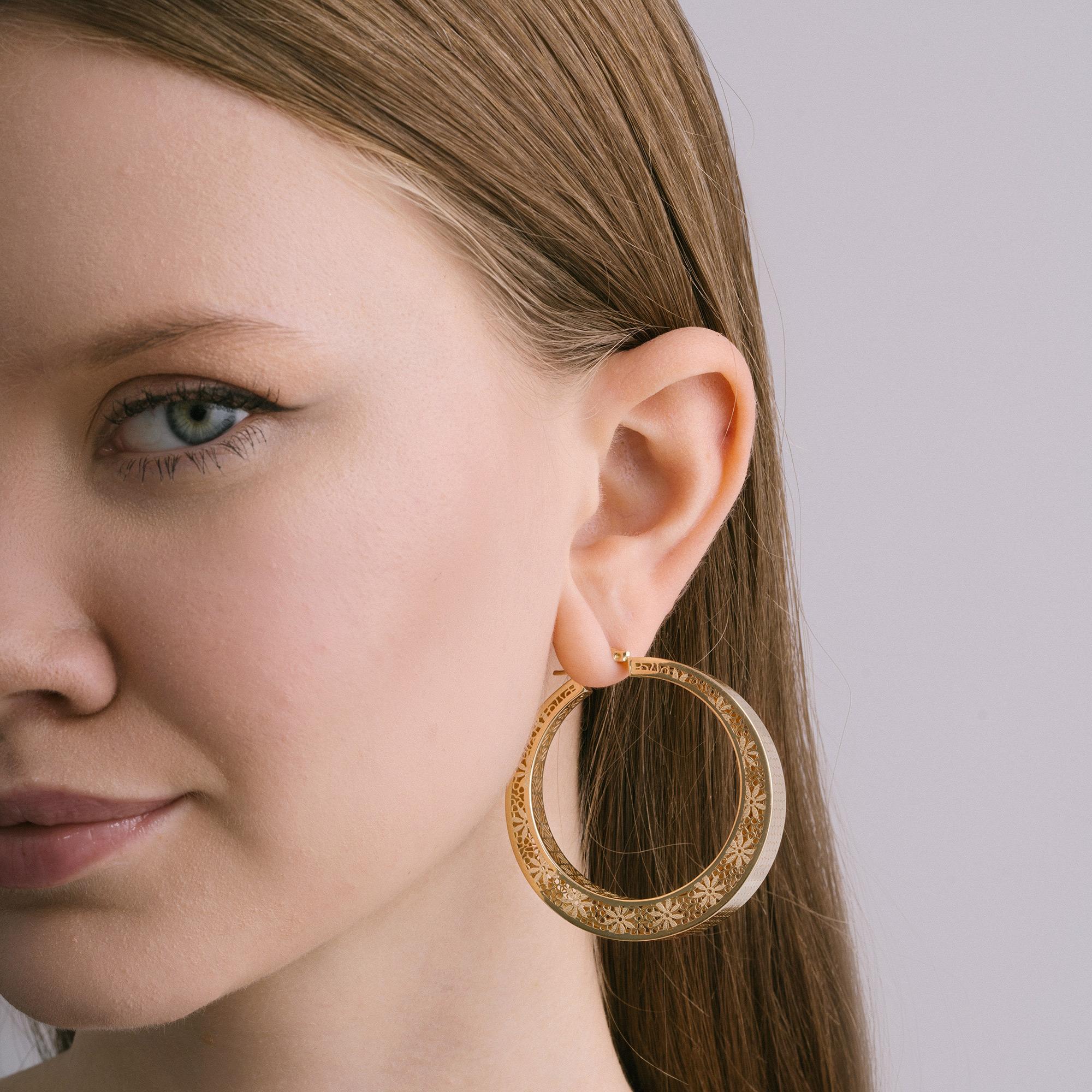 Floral Honeycomb Thick Hoop Earrings 14 Karat Solid Gold Maximalist Handmade In New Condition For Sale In Patchogue, NY