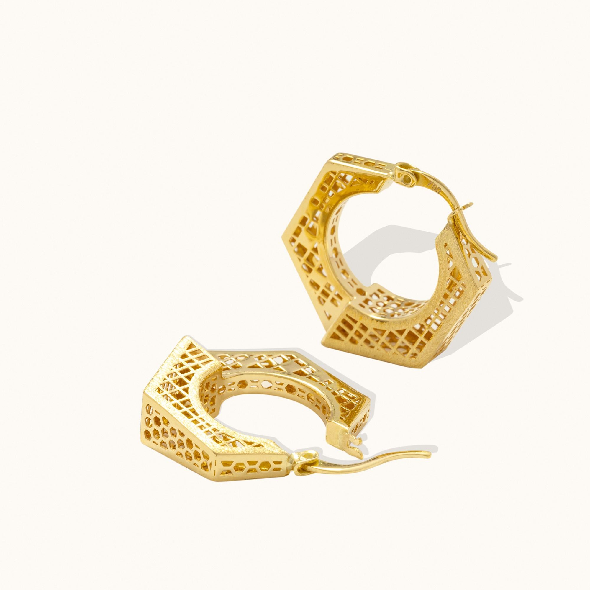 Moderne Petits boucles d'oreilles en or massif 14 carats à bord géométrique 3D, fabriquées à la main en vente