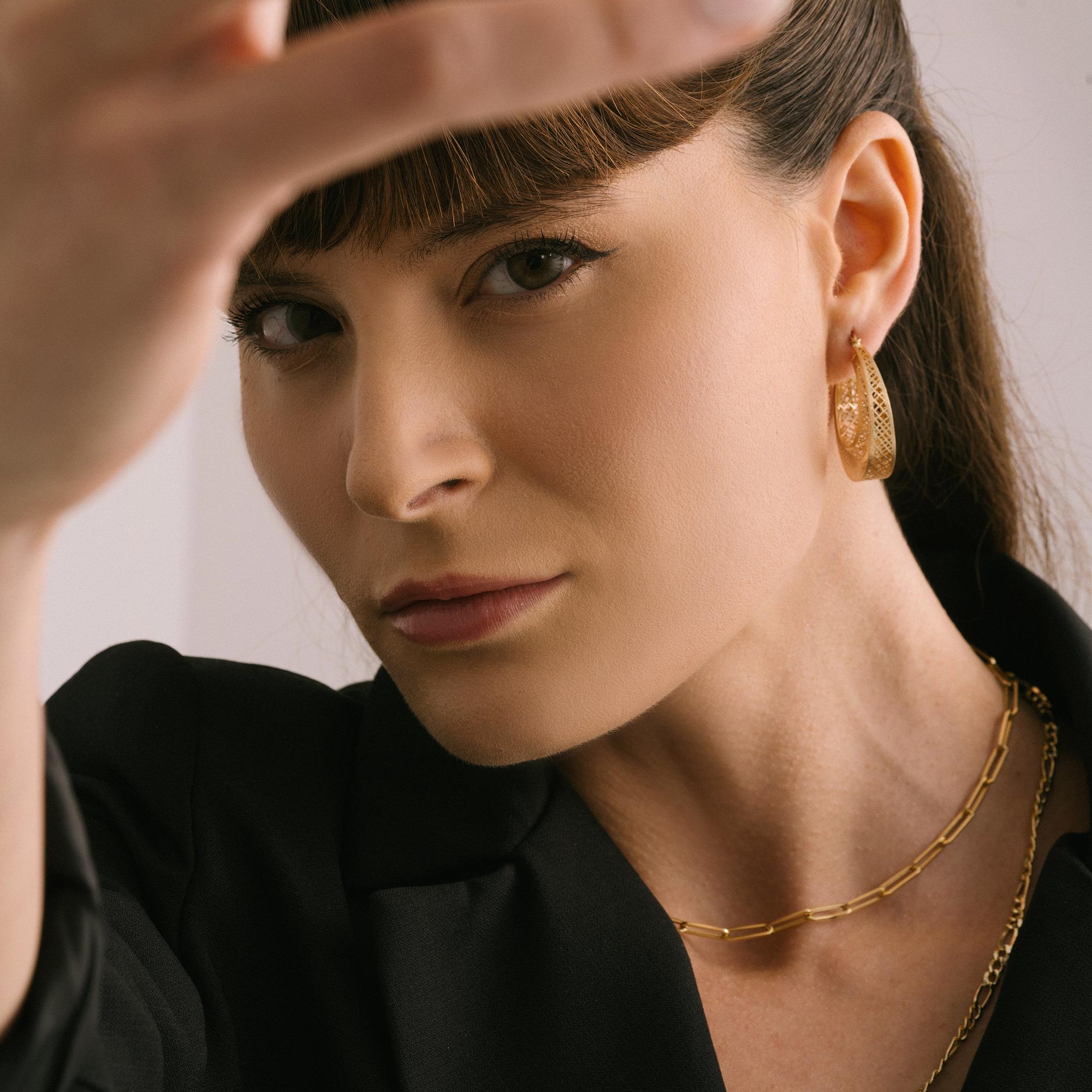da uomo o donna Orecchini a cerchio con bordo a linea geometrica in oro massiccio 14 carati, fatti a mano e massimalisti in vendita