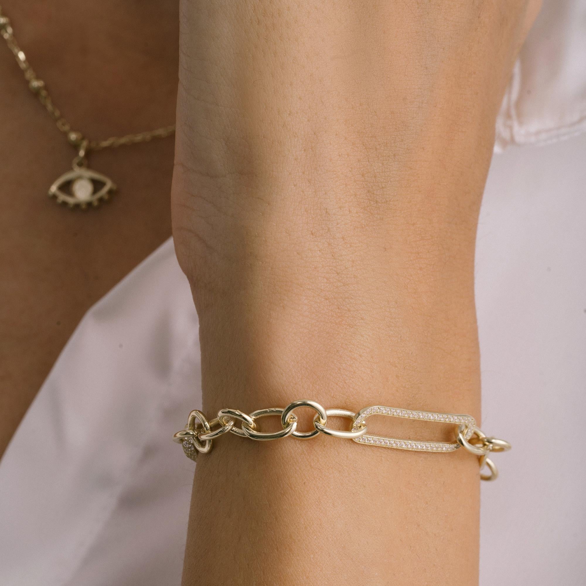 Exclusivement fabriqués en or véritable, les bijoux Zelveti incarnent la pureté et la longévité. Disponibles en or 14 ou 18 carats, les bijoux Zelveti sont conçus pour chuchoter à votre âme et transmettre votre histoire à travers les générations. Le