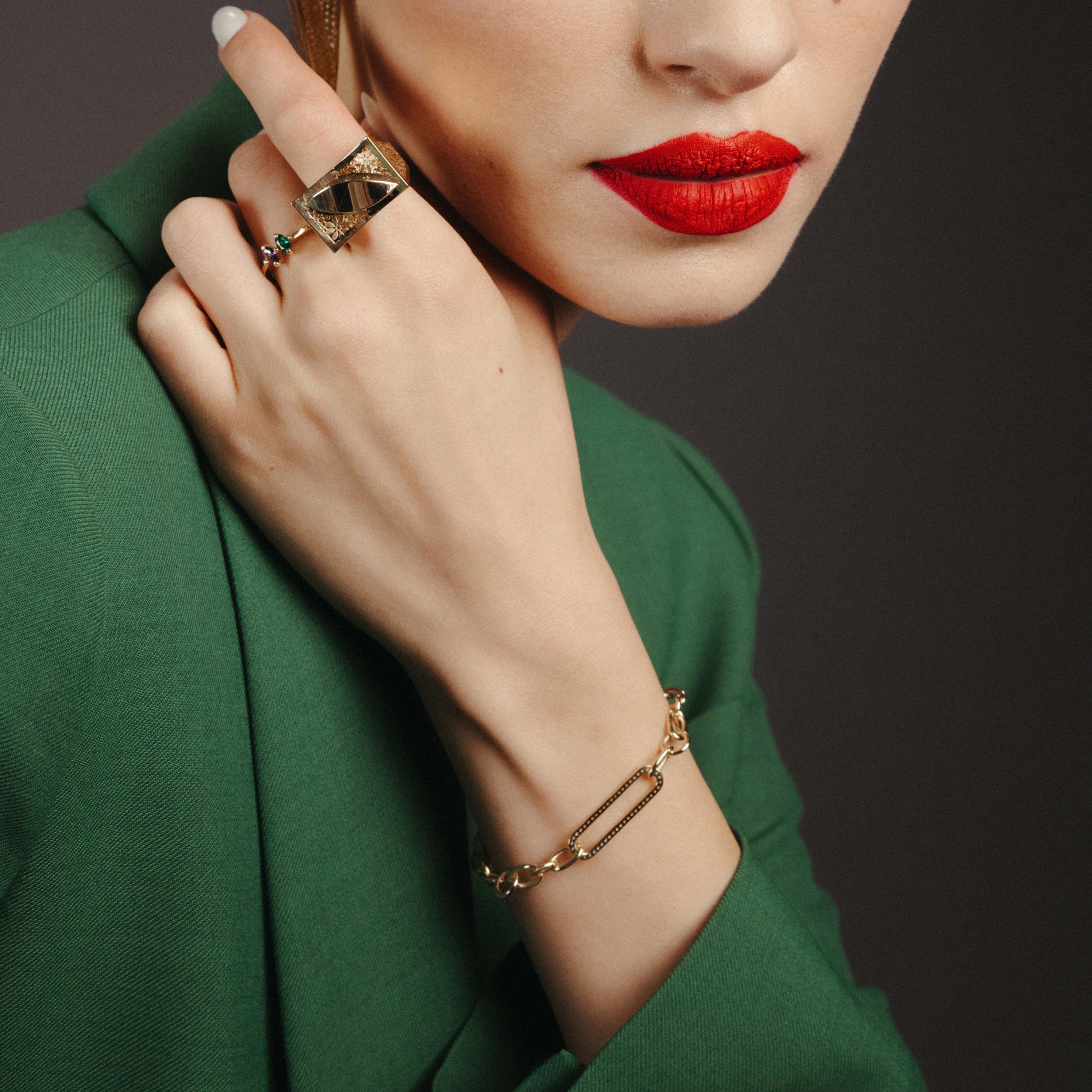 Moderne Bracelet long Hallow en or massif 14 carats, fait à la main en vente
