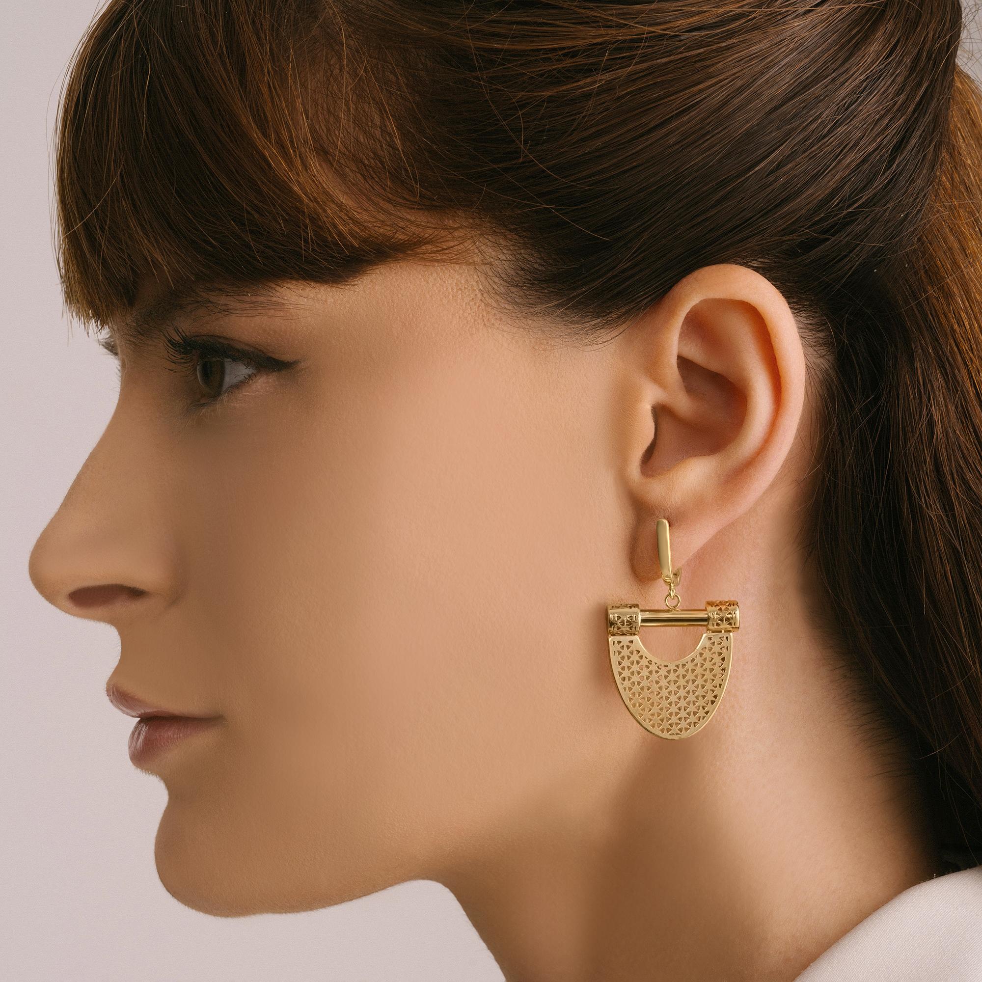Exclusivement fabriqués en or véritable, les bijoux Zelveti incarnent la pureté et la longévité. Disponibles en or 14 ou 18 carats, les bijoux Zelveti sont conçus pour chuchoter à votre âme et transmettre votre histoire à travers les générations. Le