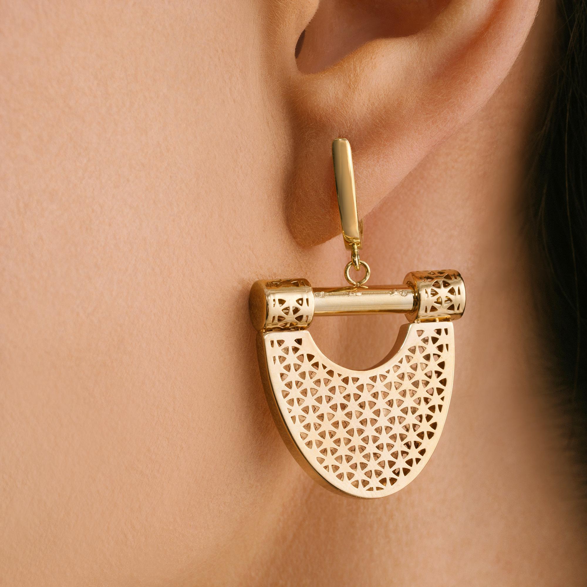 New Moon Boucles d'oreilles pendantes en forme de fer à cheval en or massif 14 carats Maximalist Handmade Unisexe en vente