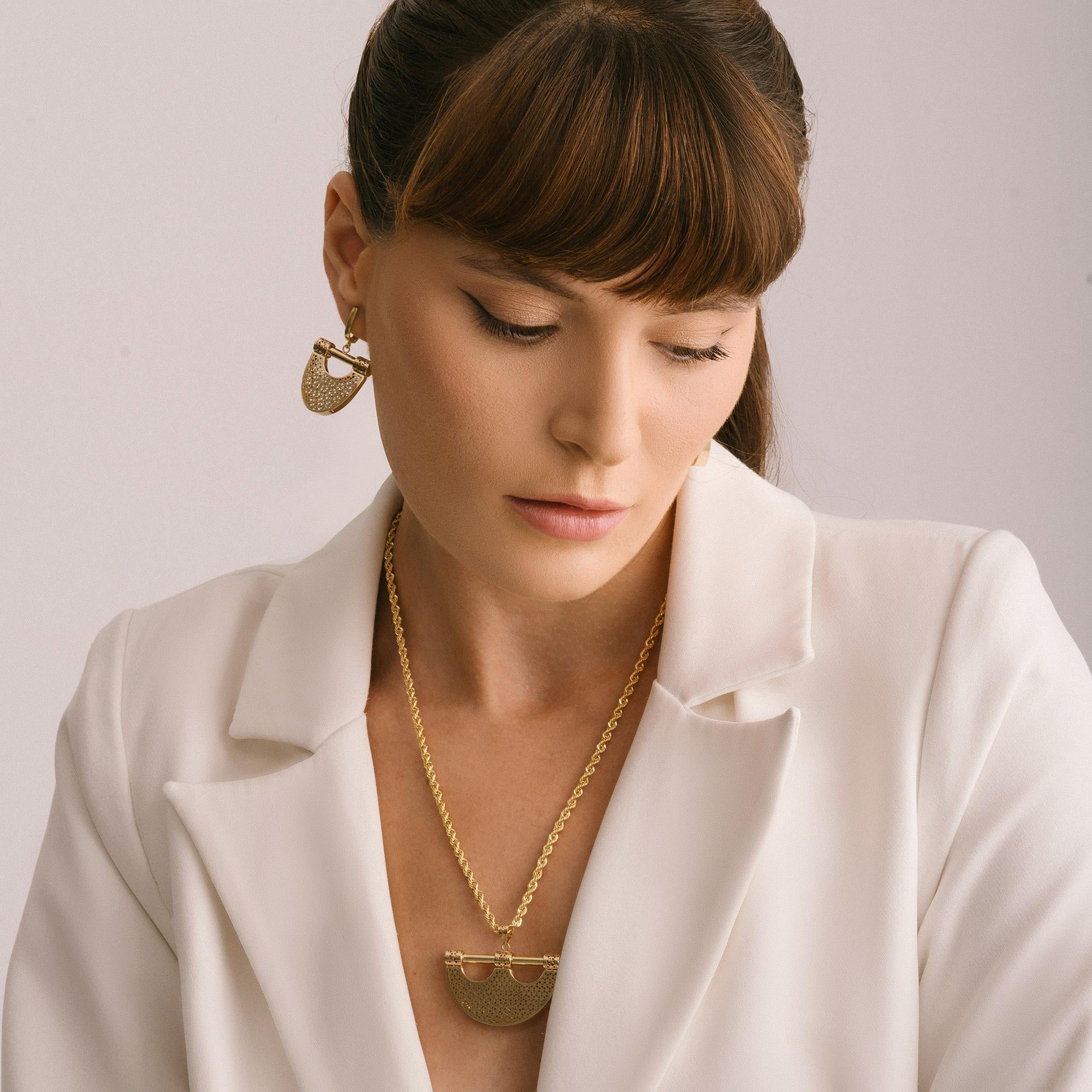 New Moon Boucles d'oreilles pendantes en forme de fer à cheval en or massif 14 carats Maximalist Handmade en vente 1