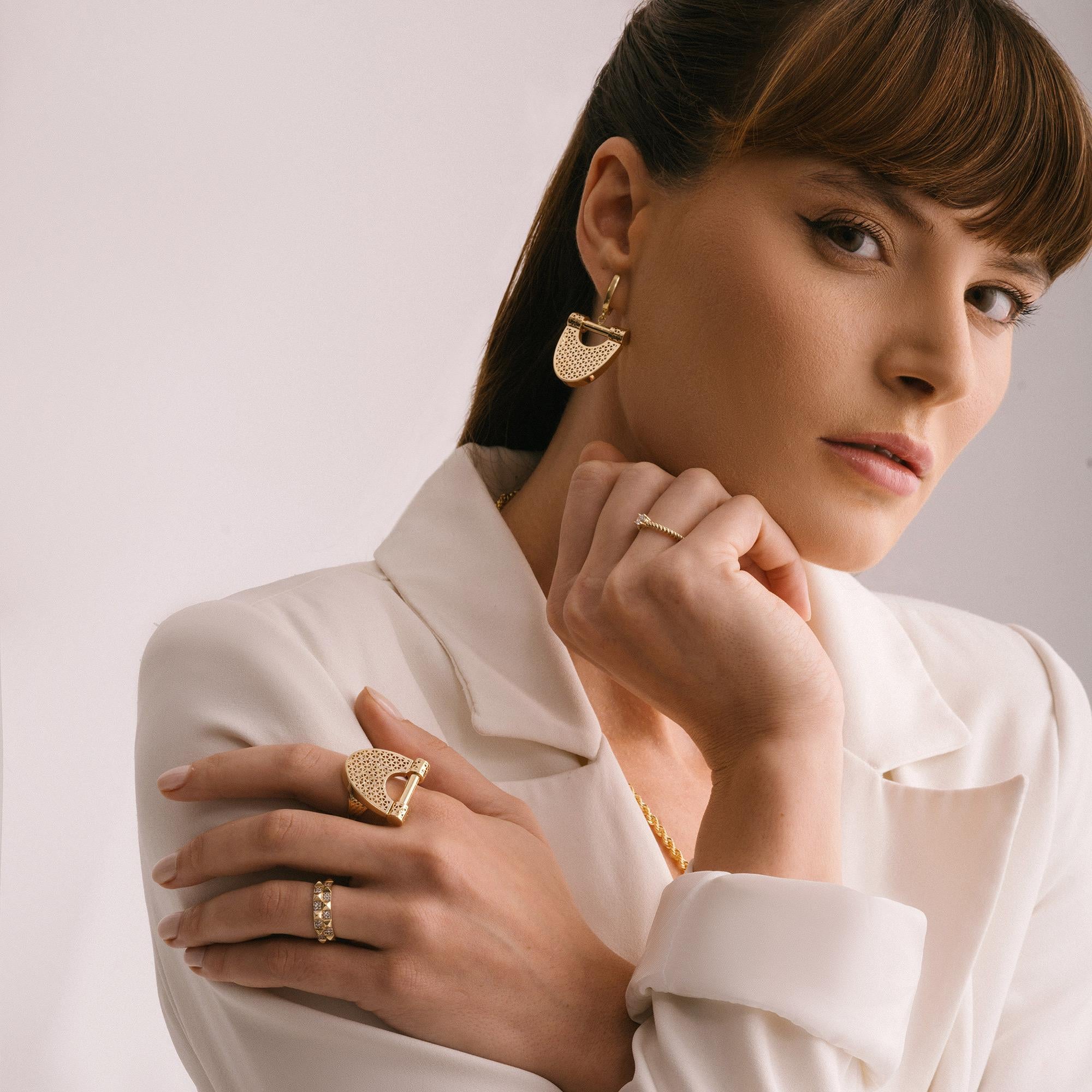 New Moon Boucles d'oreilles pendantes en forme de fer à cheval en or massif 14 carats Maximalist Handmade en vente 2