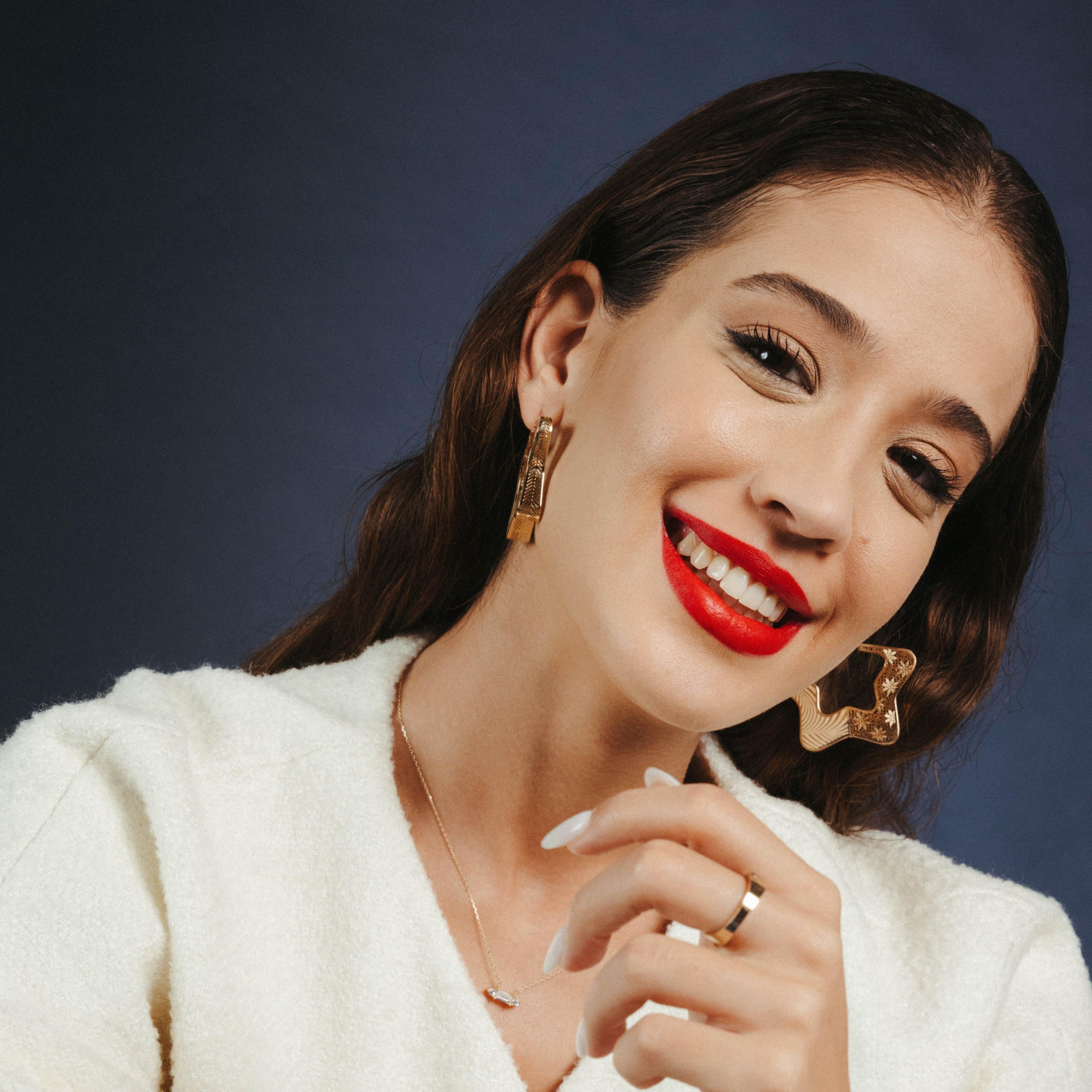 Exclusivement fabriqués en or véritable, les bijoux Zelveti incarnent la pureté et la longévité. Disponibles en or 14 ou 18 carats, les bijoux Zelveti sont conçus pour chuchoter à votre âme et transmettre votre histoire à travers les générations. Le
