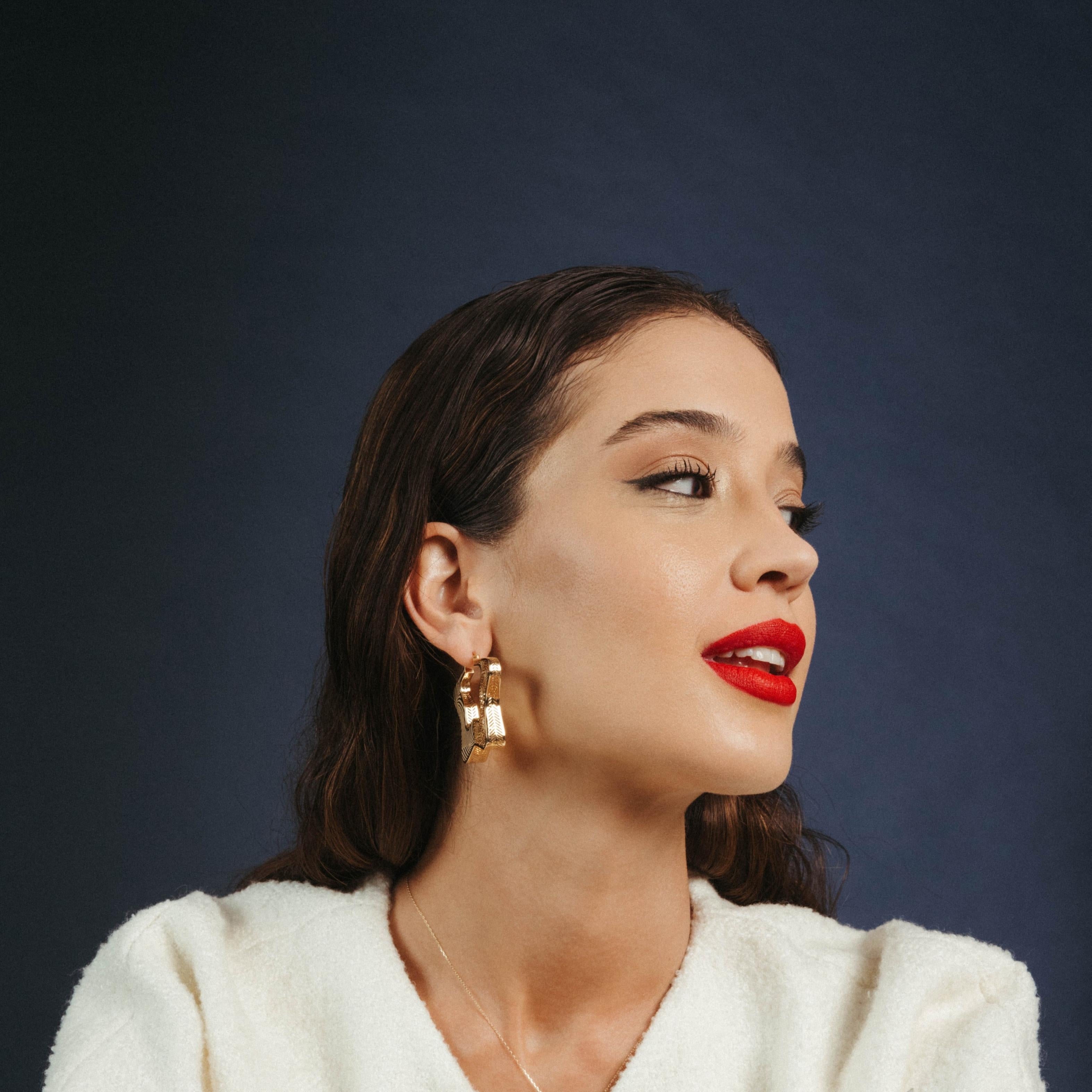 Boucles d'oreilles créoles en or massif 14 carats à motifs d'étoiles superposées, faites à la main Neuf - En vente à Patchogue, NY