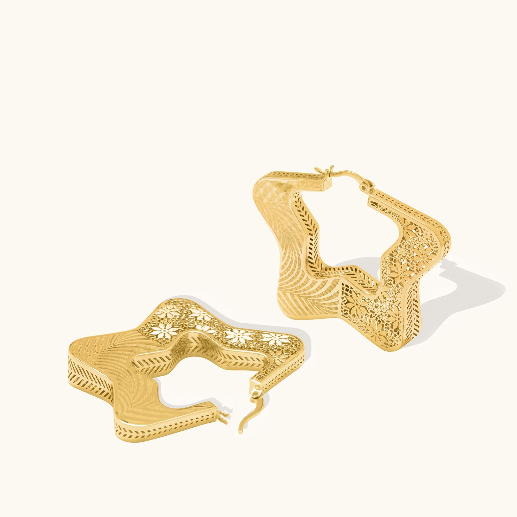 Boucles d'oreilles créoles en or massif 14 carats à motifs d'étoiles superposées, faites à la main Unisexe en vente