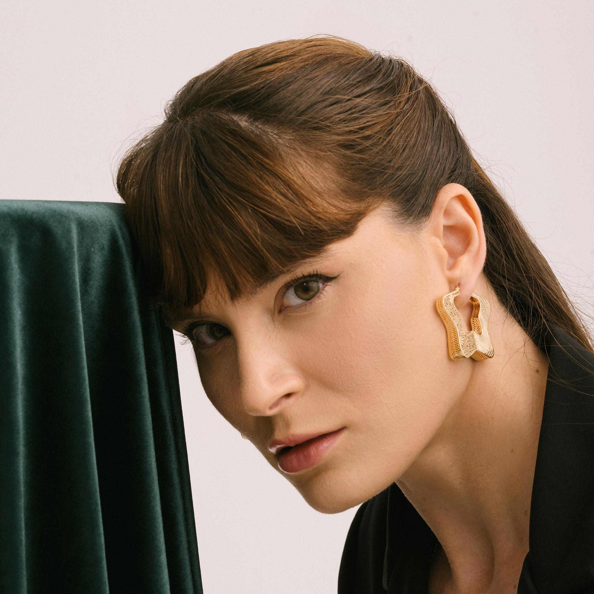 Boucles d'oreilles créoles en or massif 14 carats à motifs d'étoiles superposées, faites à la main en vente 1