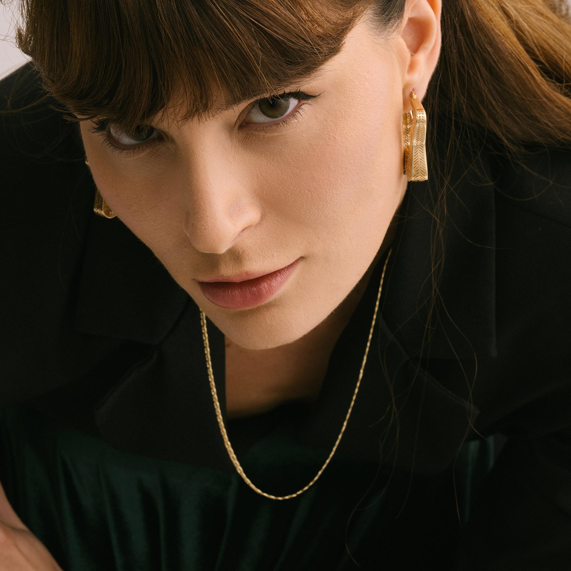 Boucles d'oreilles créoles en or massif 14 carats à motifs d'étoiles superposées, faites à la main en vente 2