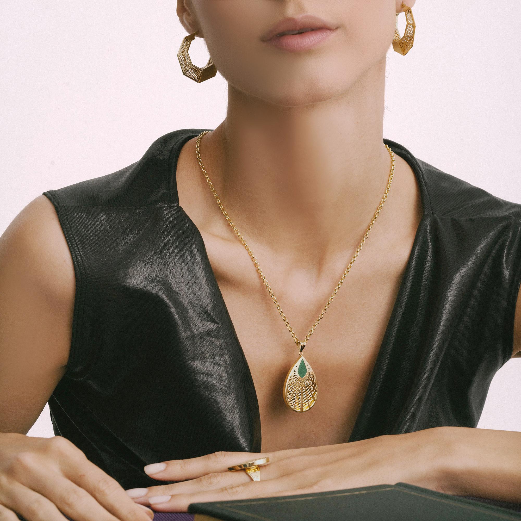 Exclusivement fabriqués en or véritable, les bijoux Zelveti incarnent la pureté et la longévité. Disponibles en or 14 ou 18 carats, les bijoux Zelveti sont conçus pour chuchoter à votre âme et transmettre votre histoire à travers les générations. Le