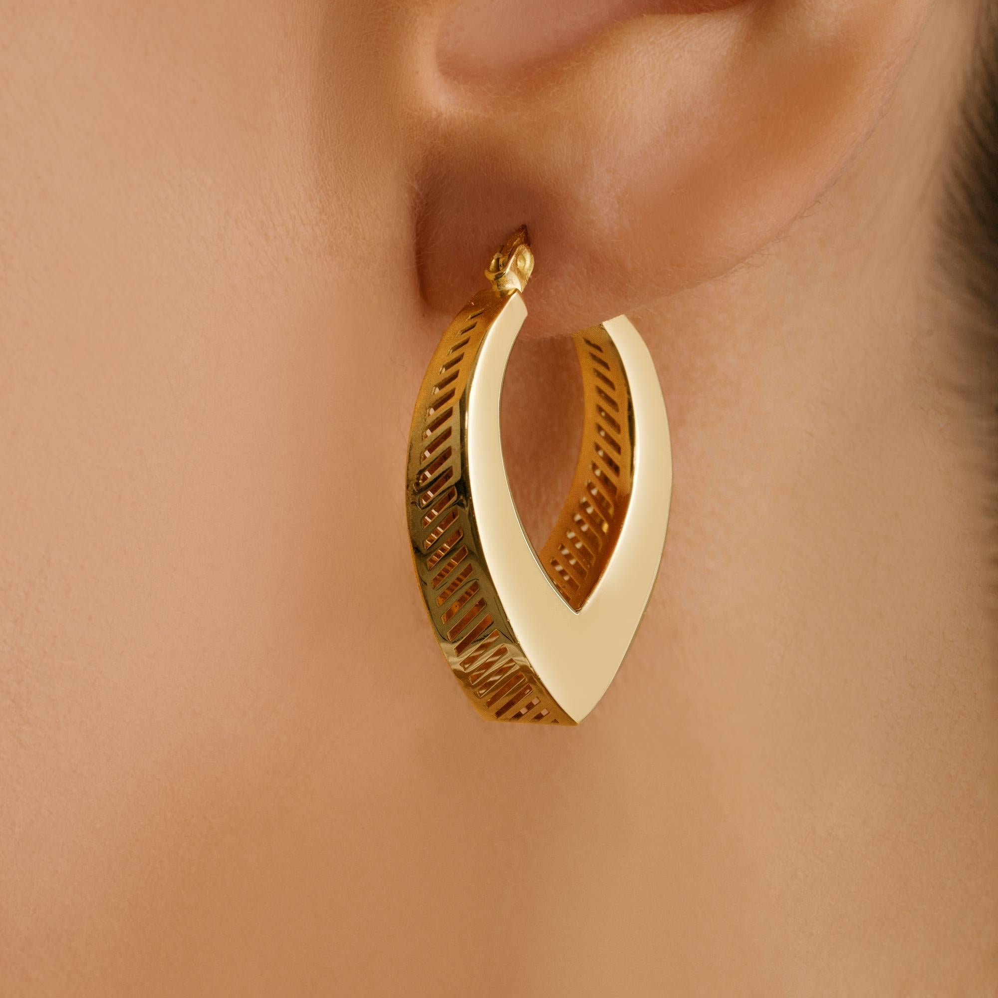 Realizzati esclusivamente in oro genuino, i gioielli Zelveti incarnano purezza e longevità. Disponibili in oro a 14 o 18 carati, i Jewell di Zelveti sono progettati per sussurrare alla tua anima e portare avanti la tua storia attraverso le