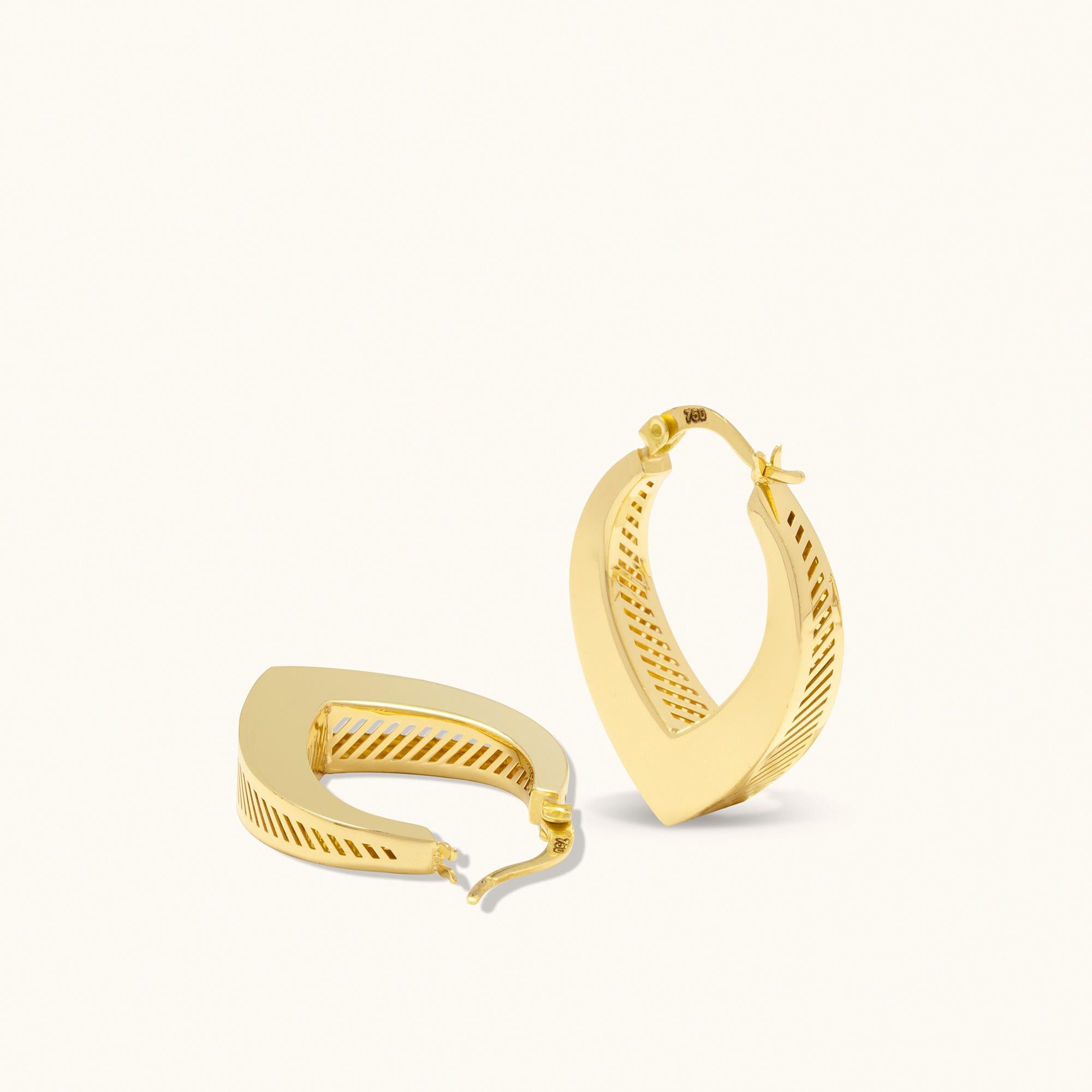 Orecchini a forma di V in grassetto Huggie Hoop in oro massiccio 14 carati, fatti a mano e massimalisti In condizioni Nuovo in vendita a Patchogue, NY