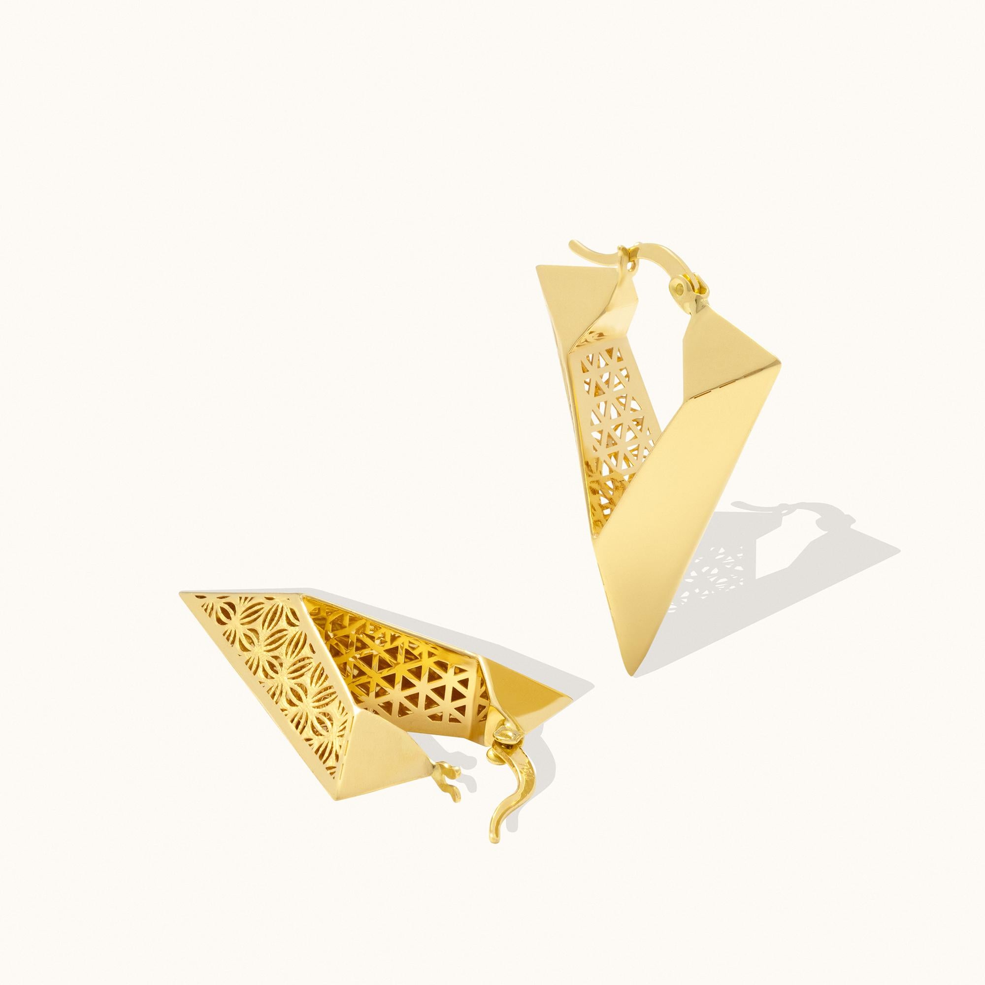 Exclusivement fabriqués en or véritable, les bijoux Zelveti incarnent la pureté et la longévité. Disponibles en or 14 ou 18 carats, les bijoux Zelveti sont conçus pour chuchoter à votre âme et transmettre votre histoire à travers les générations. Le