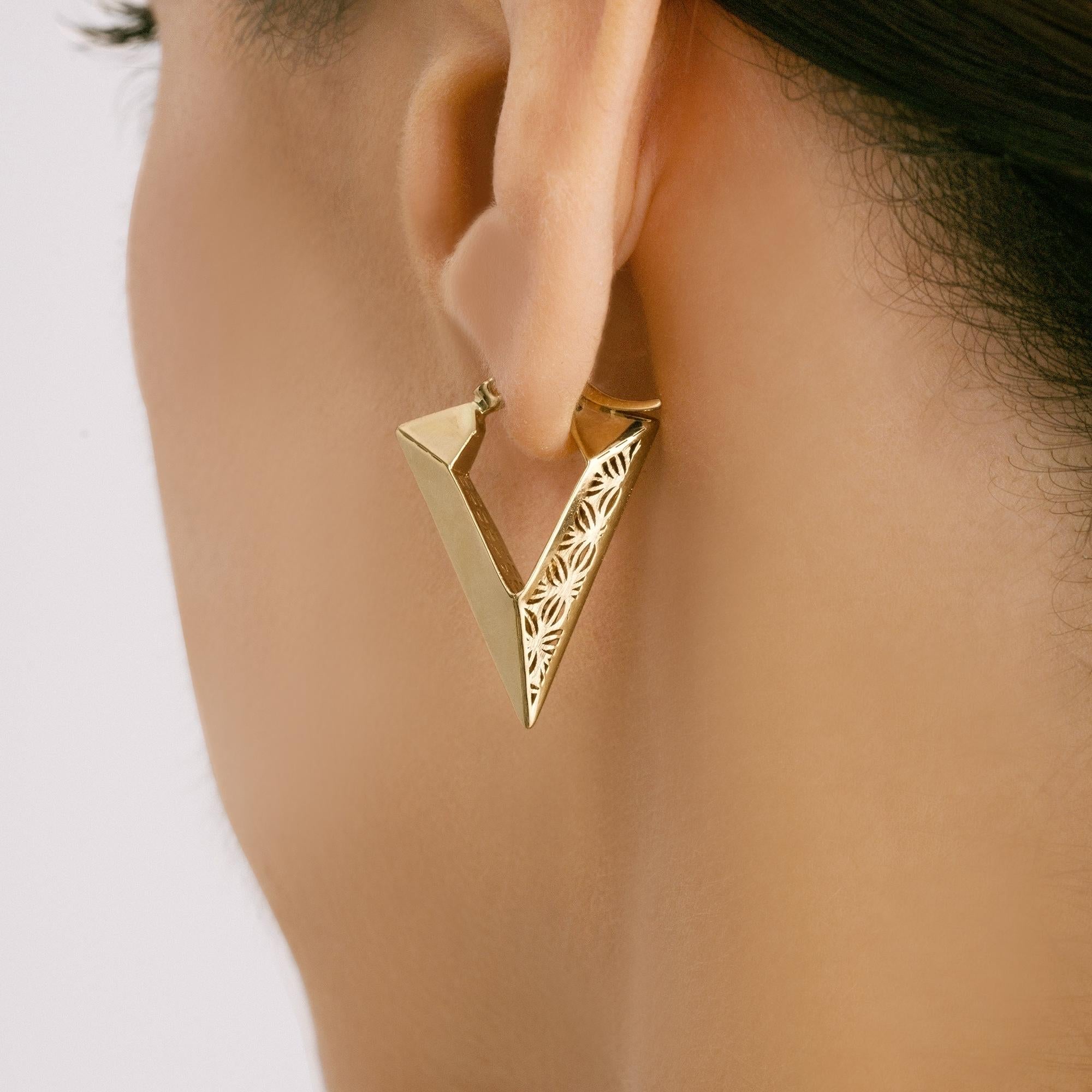 Moderne Créoles fantaisie en forme de V en or massif 14 carats, faites à la main en vente