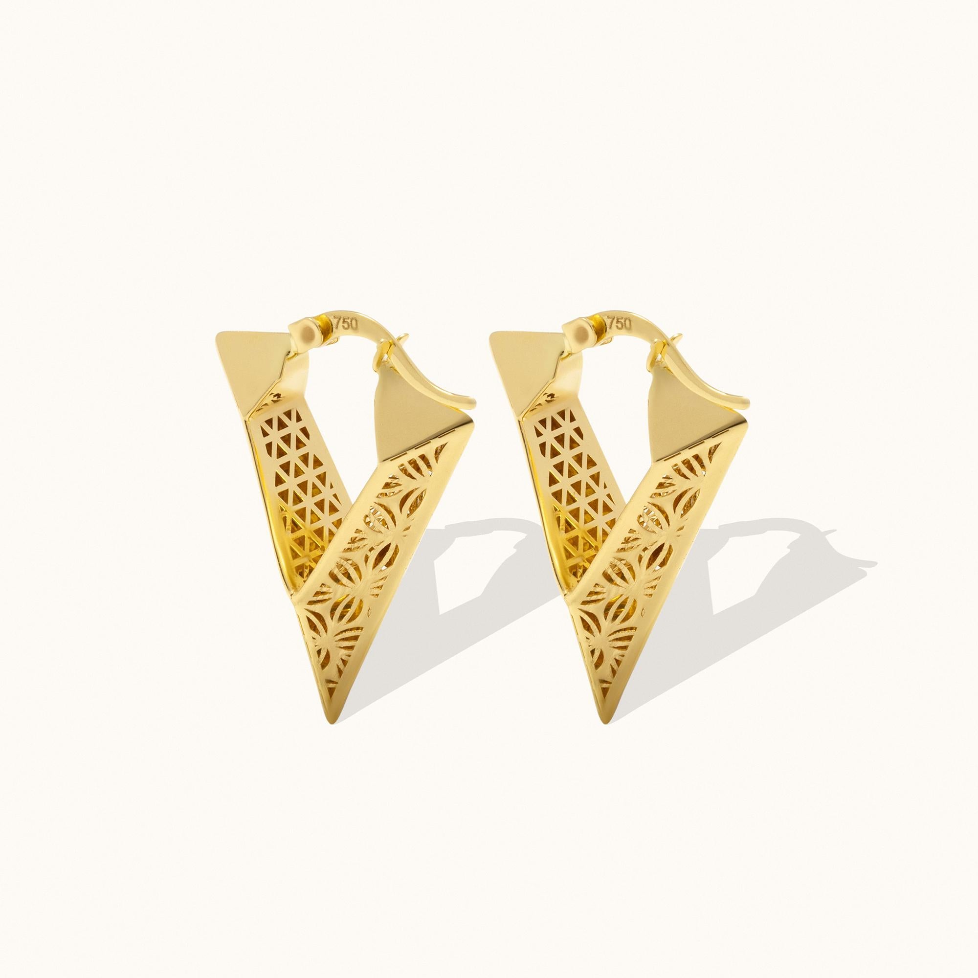 Créoles fantaisie en forme de V en or massif 14 carats, faites à la main Neuf - En vente à Patchogue, NY
