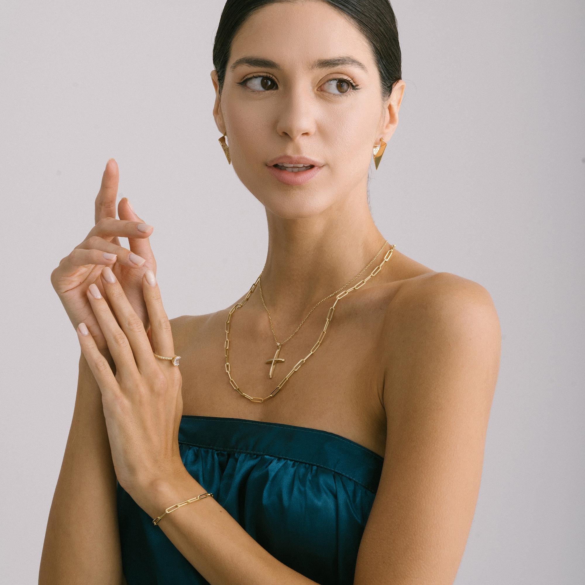 Créoles fantaisie en forme de V en or massif 14 carats, faites à la main Unisexe en vente