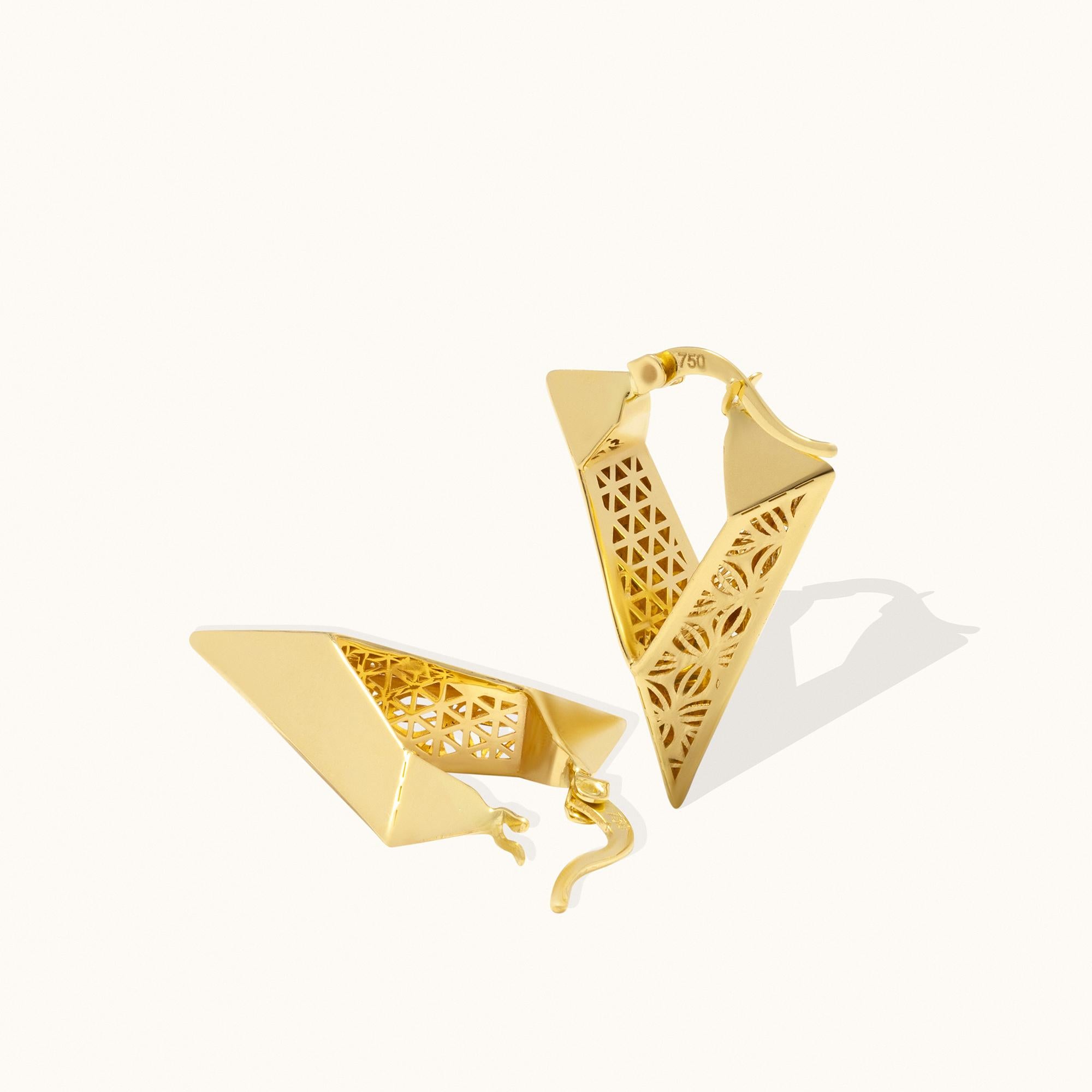 Créoles fantaisie en forme de V en or massif 14 carats, faites à la main en vente 1