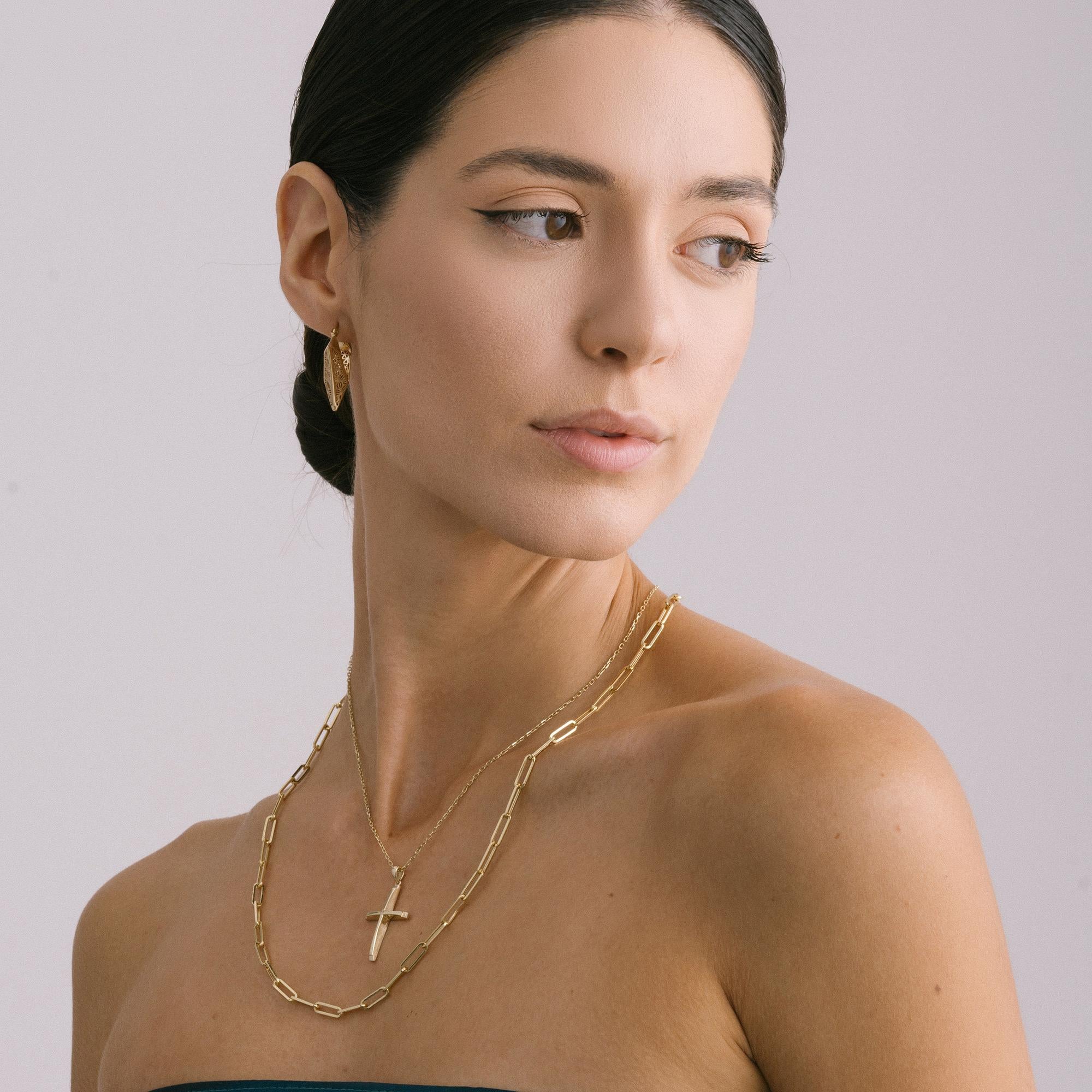 Créoles fantaisie en forme de V en or massif 14 carats, faites à la main en vente 2