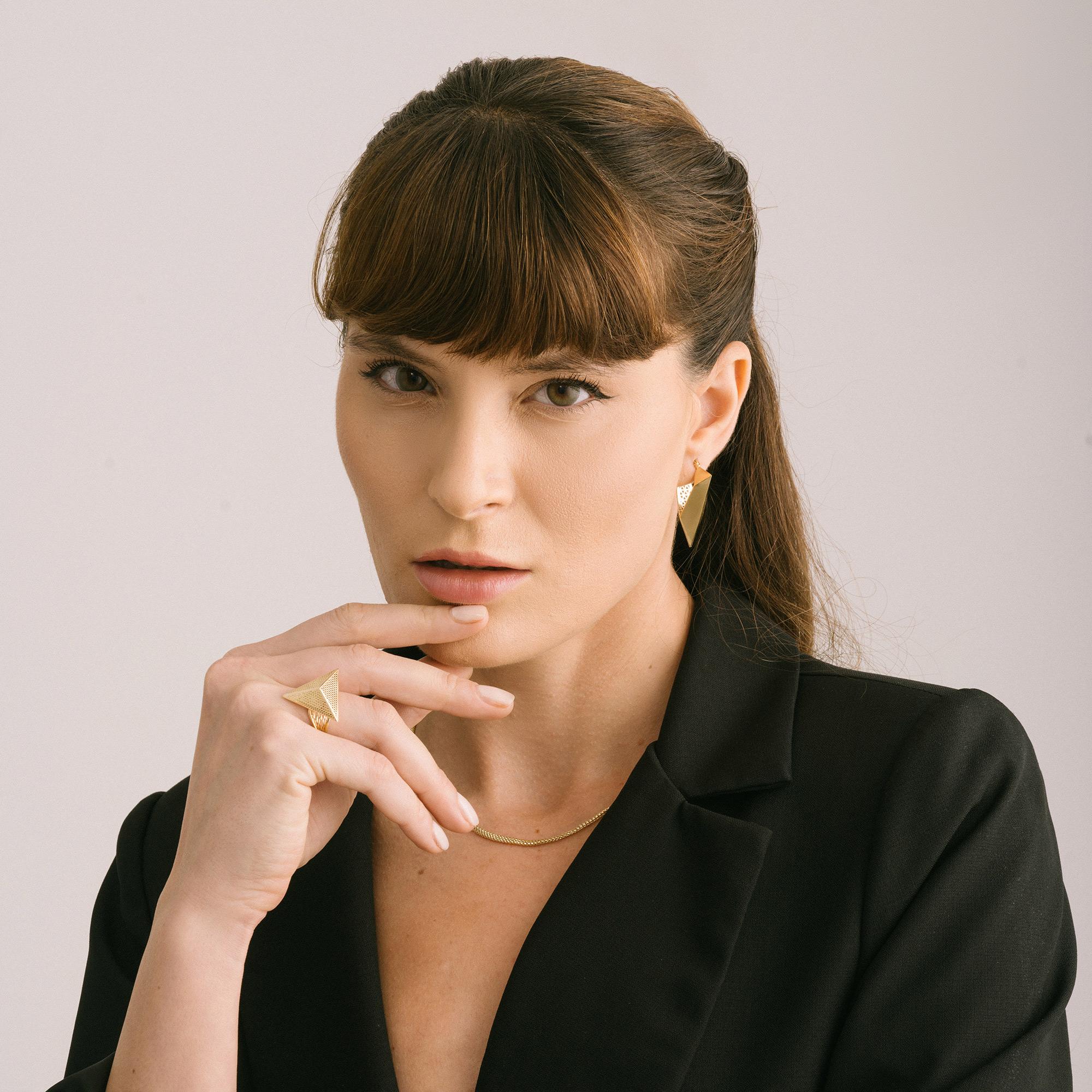 Créoles fantaisie en forme de V en or massif 14 carats, faites à la main en vente 4