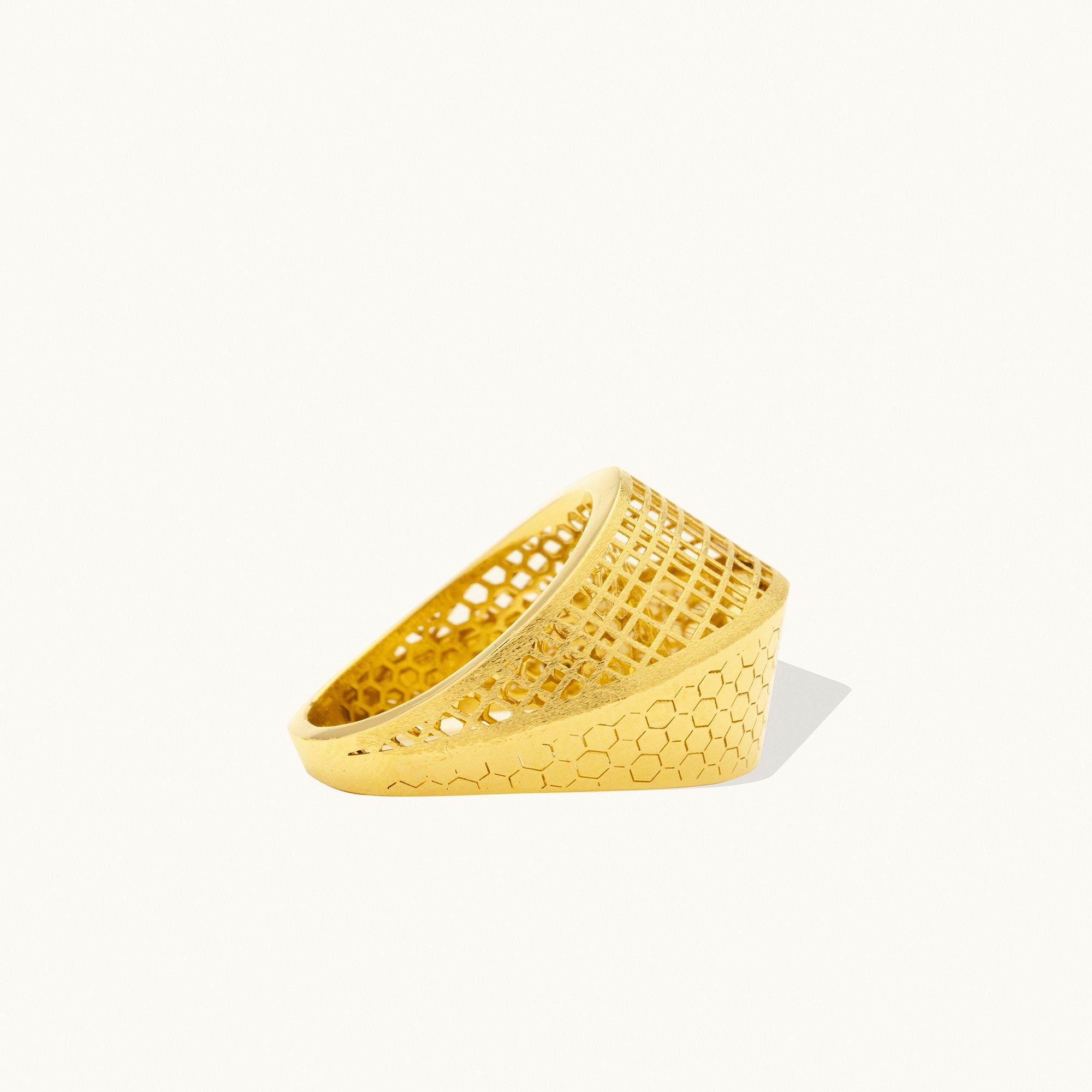 Moderno Anello a nido d'ape e a motivi geometrici in oro massiccio massimalista 14 carati in vendita