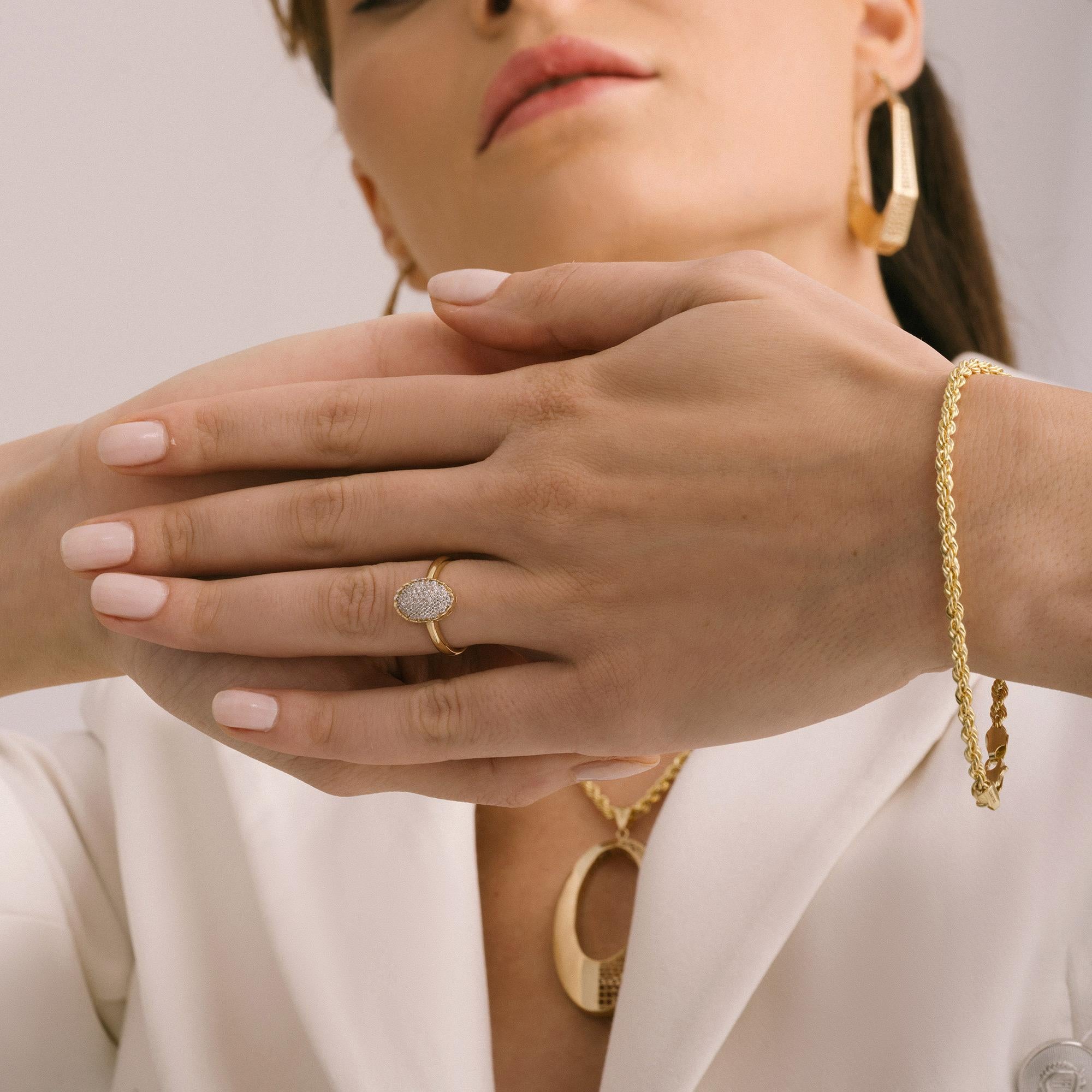Realizzati esclusivamente in oro genuino, i gioielli Zelveti incarnano purezza e longevità. Disponibili in oro a 14 o 18 carati, i Jewell di Zelveti sono progettati per sussurrare alla tua anima e portare avanti la tua storia attraverso le