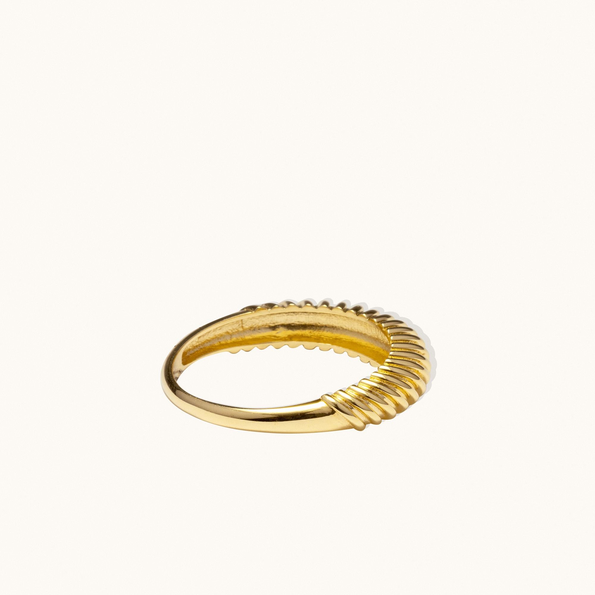 Moderne Bague empilable audacieuse Croissant Twist en or massif minimaliste 14 carats en vente