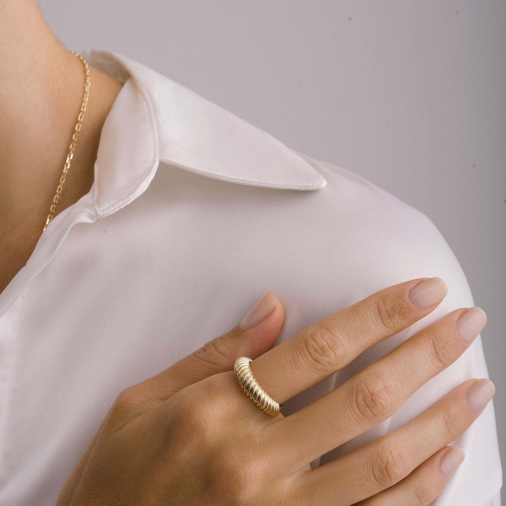 Bague empilable audacieuse Croissant Twist en or massif minimaliste 14 carats Neuf - En vente à Patchogue, NY