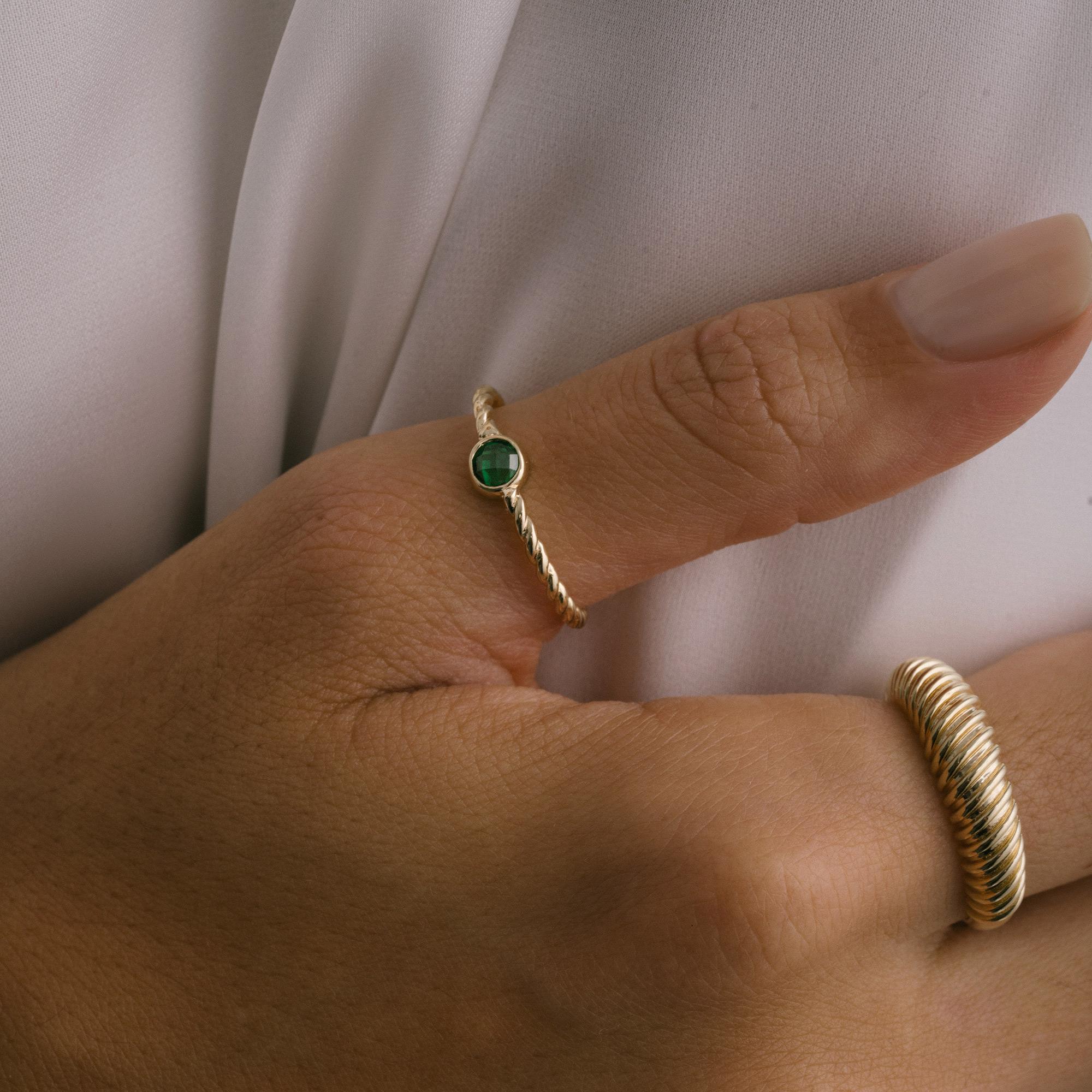 Bague empilable audacieuse Croissant Twist en or massif minimaliste 14 carats Unisexe en vente