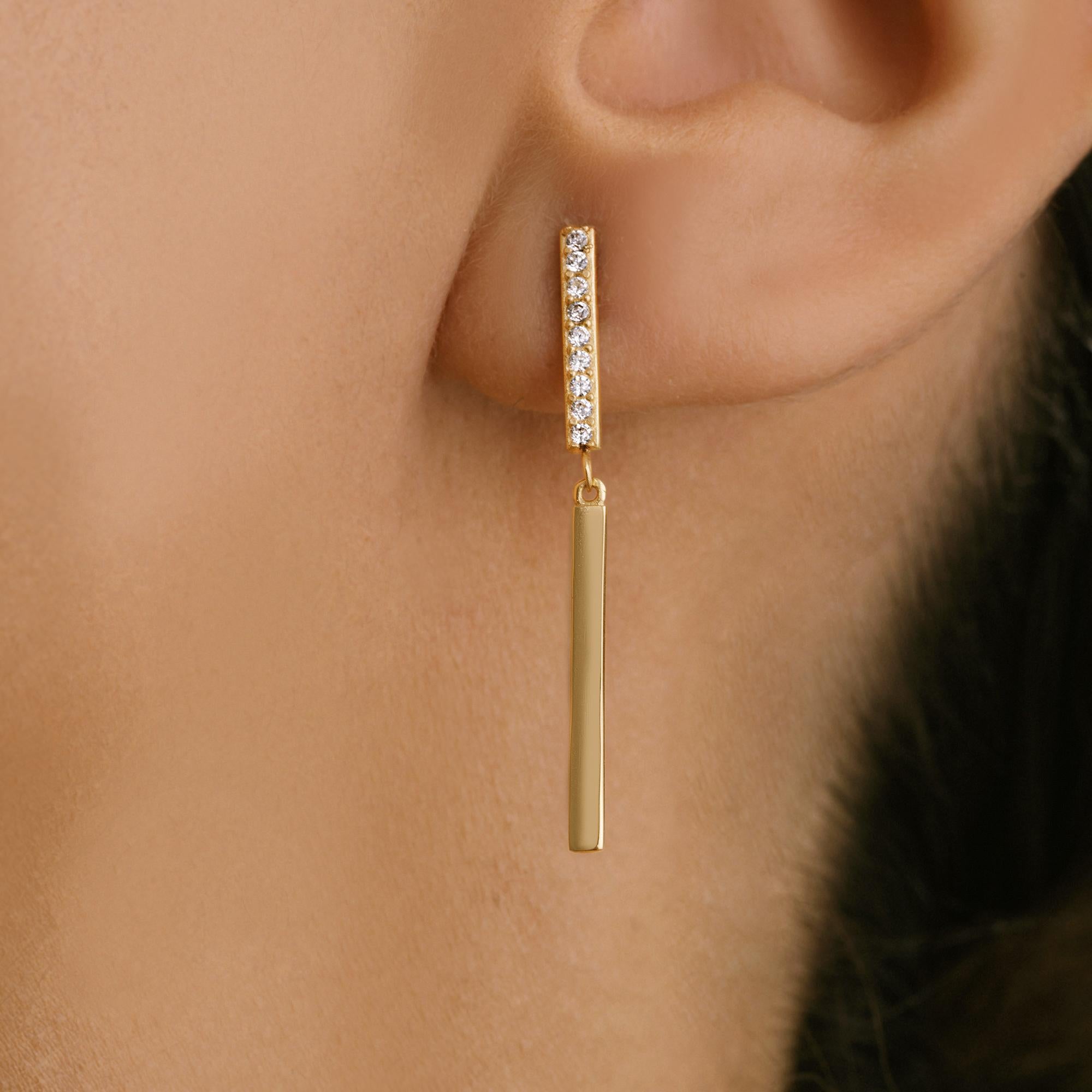 Orecchini a goccia con zircone a mezza eternità in oro massiccio 14 carati, minimalisti e fatti a mano In condizioni Nuovo in vendita a Patchogue, NY
