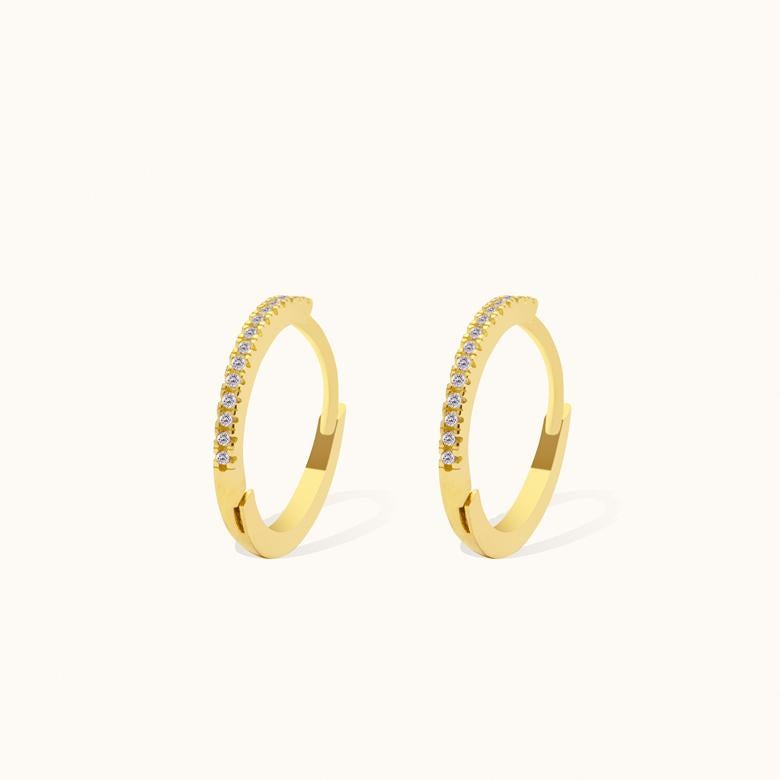 Realizzati esclusivamente in oro genuino, i gioielli Zelveti incarnano purezza e longevità. Disponibili in oro a 14 o 18 carati, i Jewell di Zelveti sono progettati per sussurrare alla tua anima e portare avanti la tua storia attraverso le